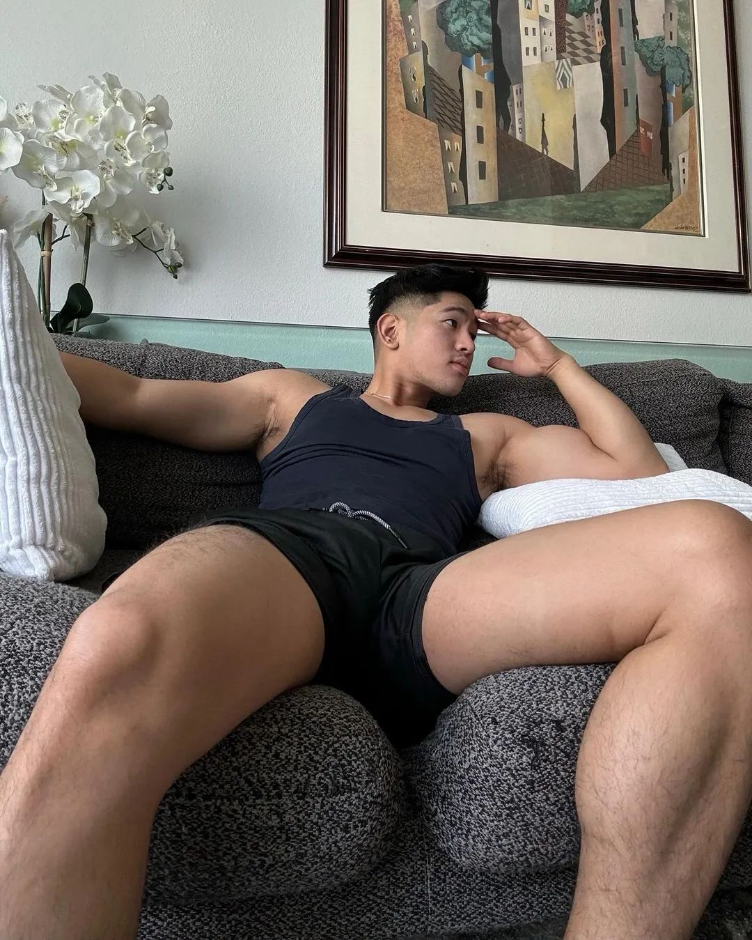 停车场不穿衣开车的运动男，长的太大太帅啦！！