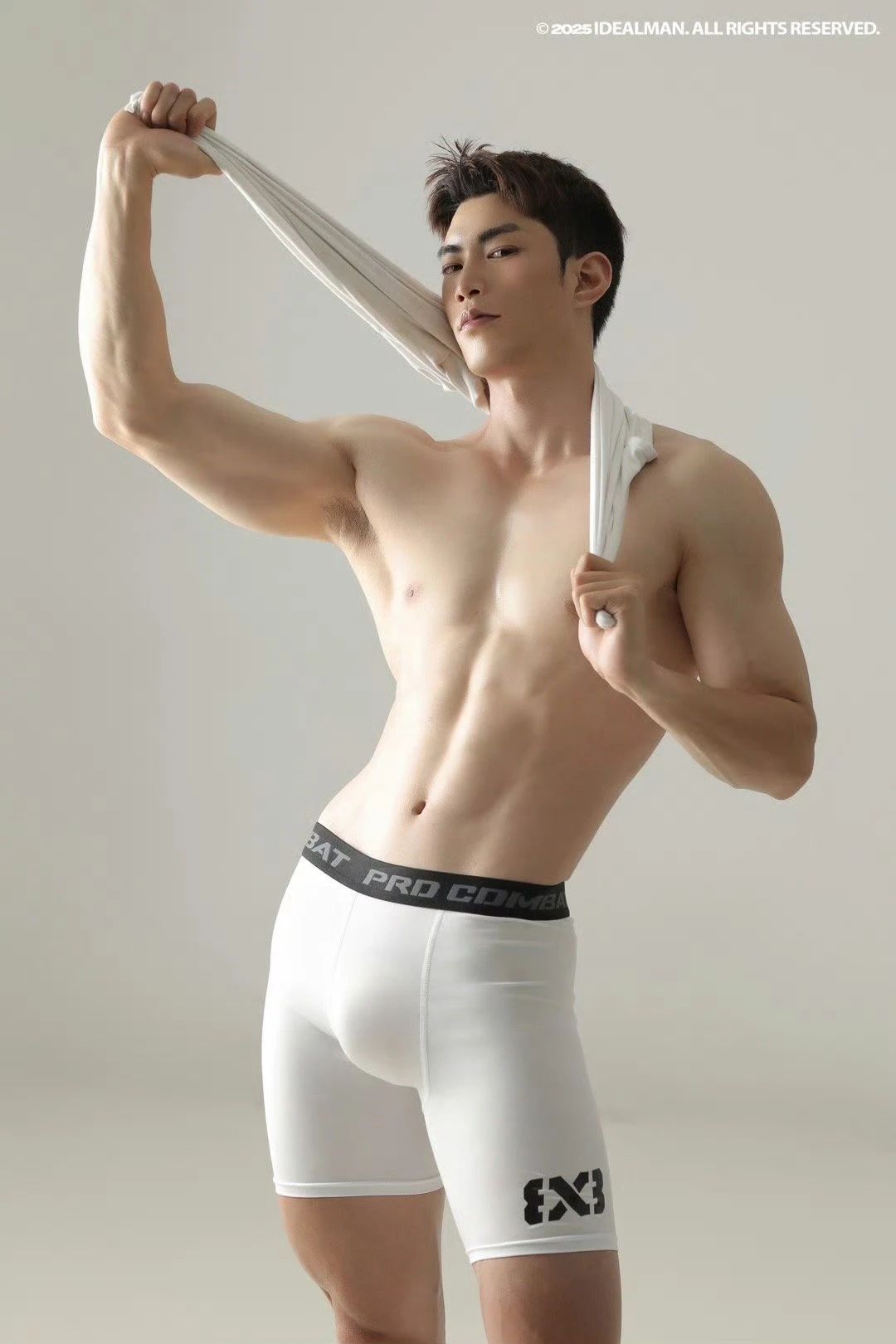 被摄影师钟木東青睐的这位肌肉男到底是谁呀？