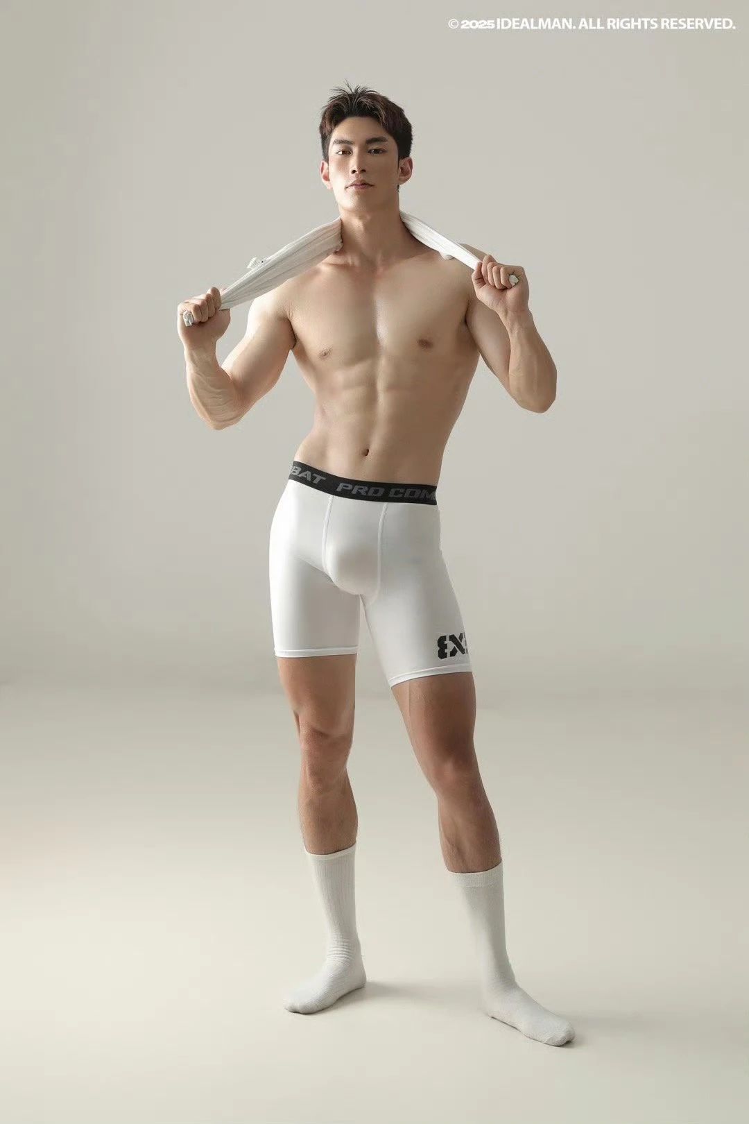 被摄影师钟木東青睐的这位肌肉男到底是谁呀？