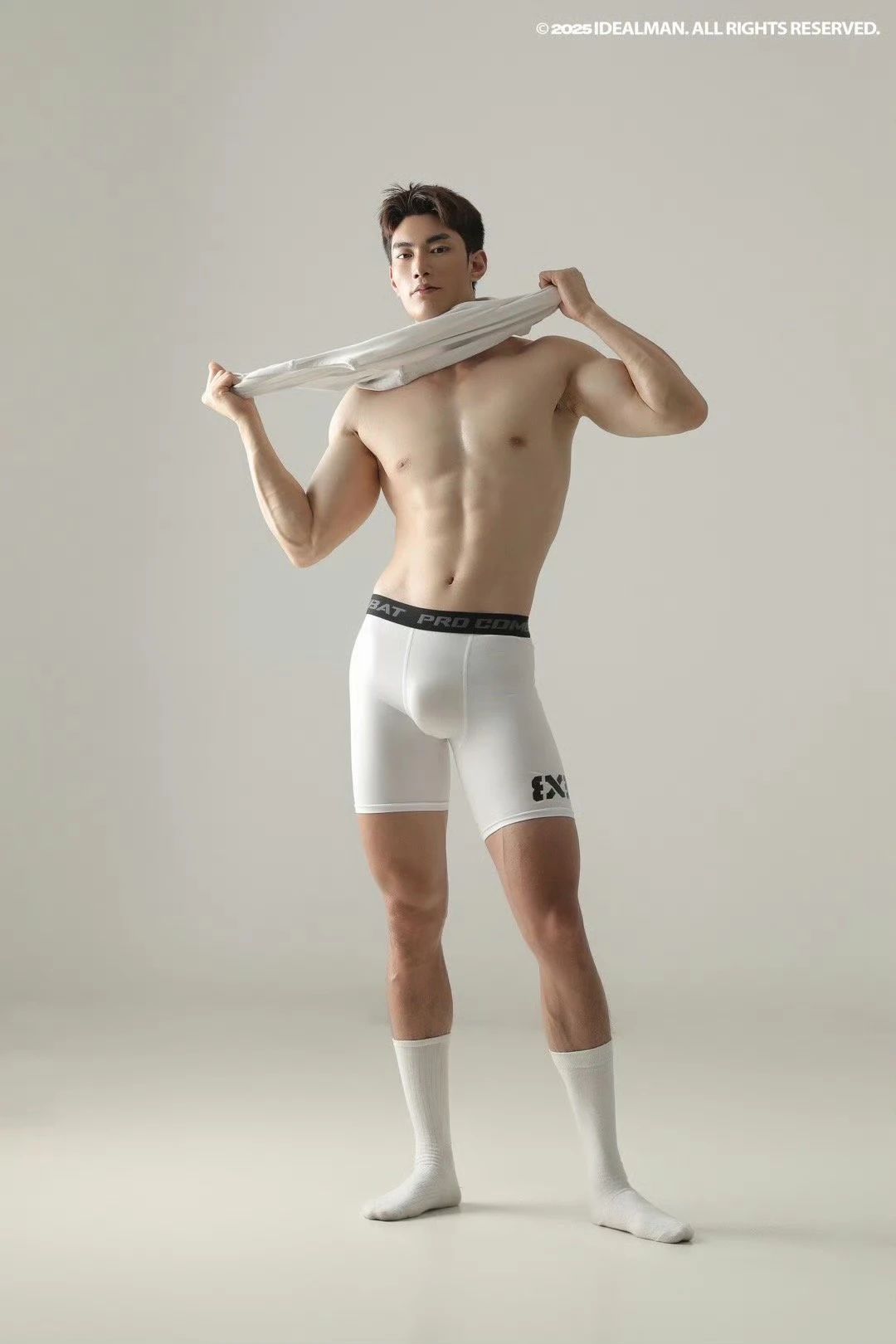 被摄影师钟木東青睐的这位肌肉男到底是谁呀？