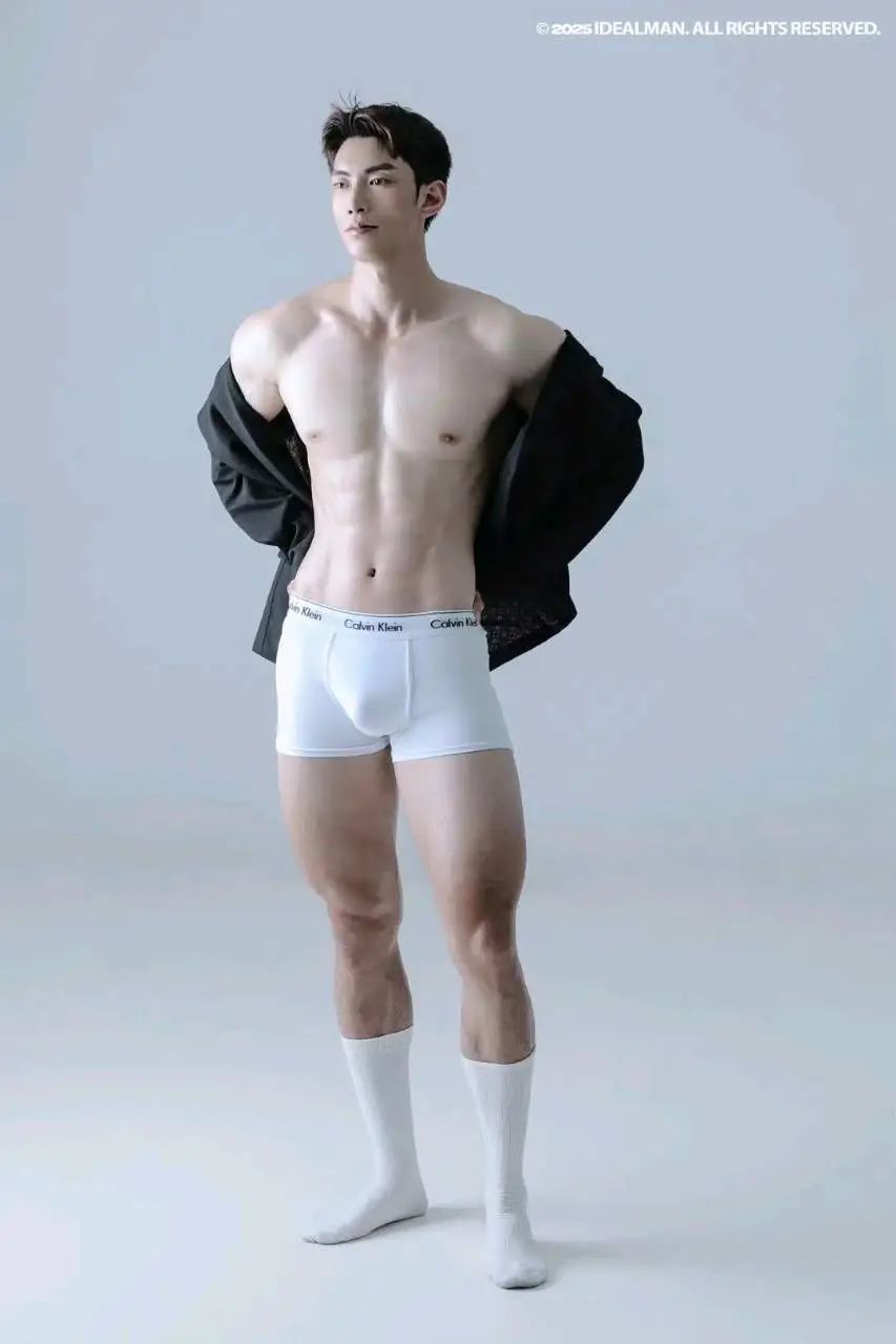 被摄影师钟木東青睐的这位肌肉男到底是谁呀？