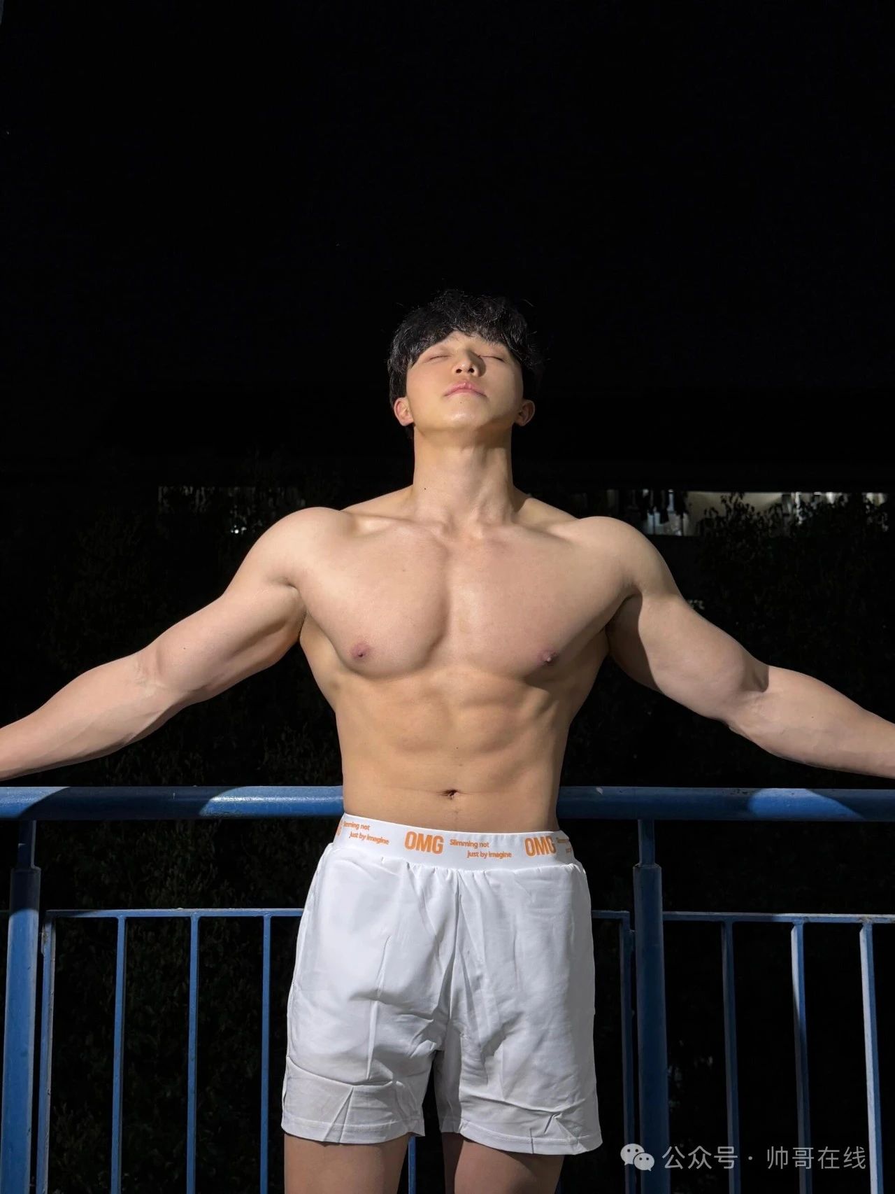 光膀子夜跑的大四肌肉体育生，是你幻想过的男人!