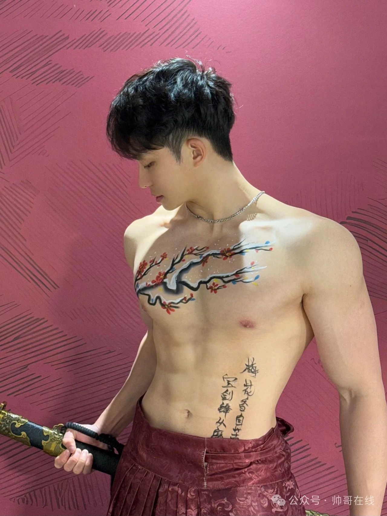 光膀子夜跑的大四肌肉体育生，是你幻想过的男人!