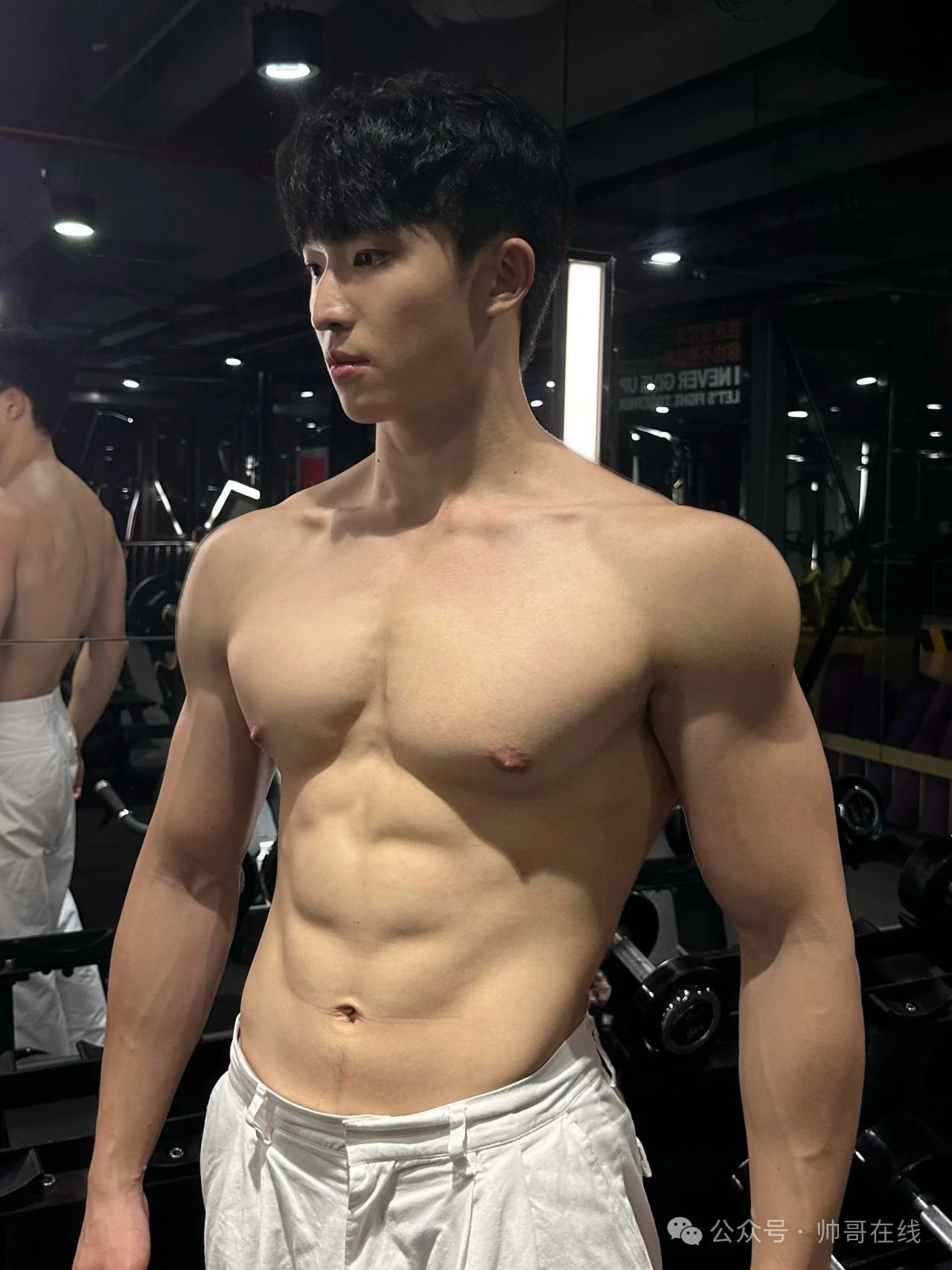 光膀子夜跑的大四肌肉体育生，是你幻想过的男人!
