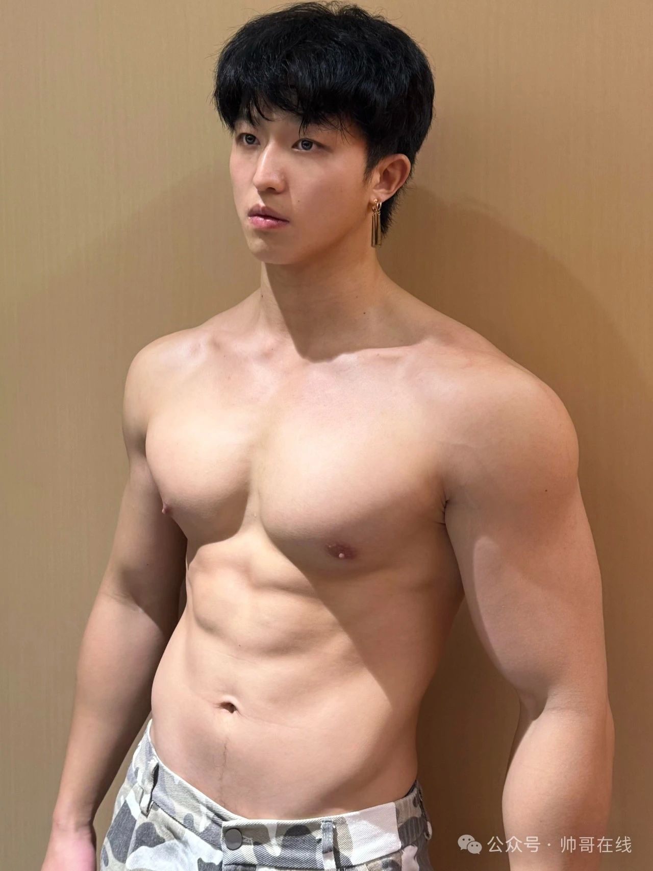 光膀子夜跑的大四肌肉体育生，是你幻想过的男人!
