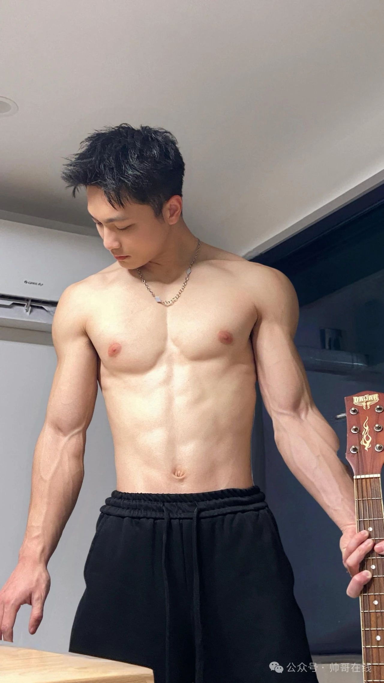 粉白皮薄肌健身帅哥，小腹肌身材包帅的呀！