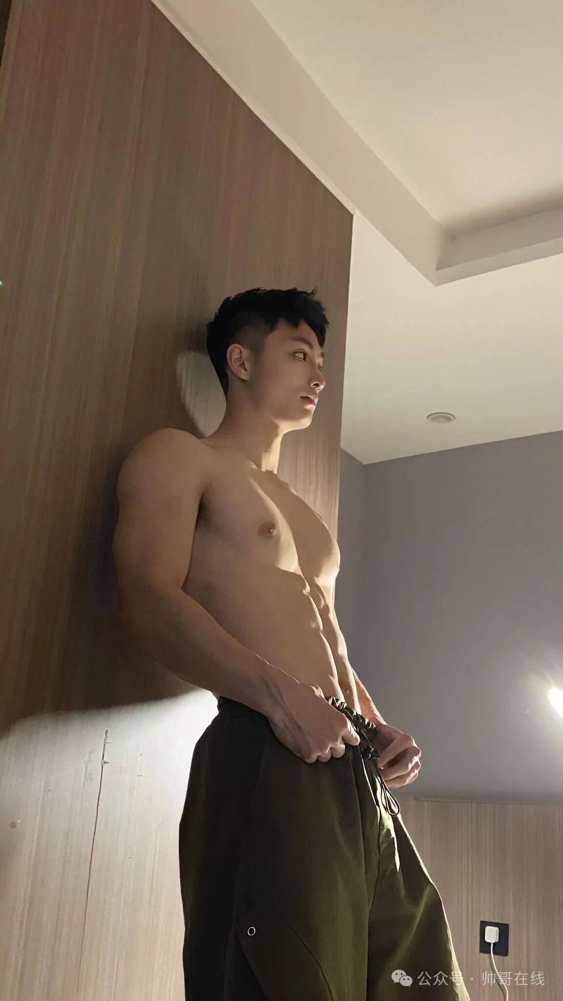 粉白皮薄肌健身帅哥，小腹肌身材包帅的呀！
