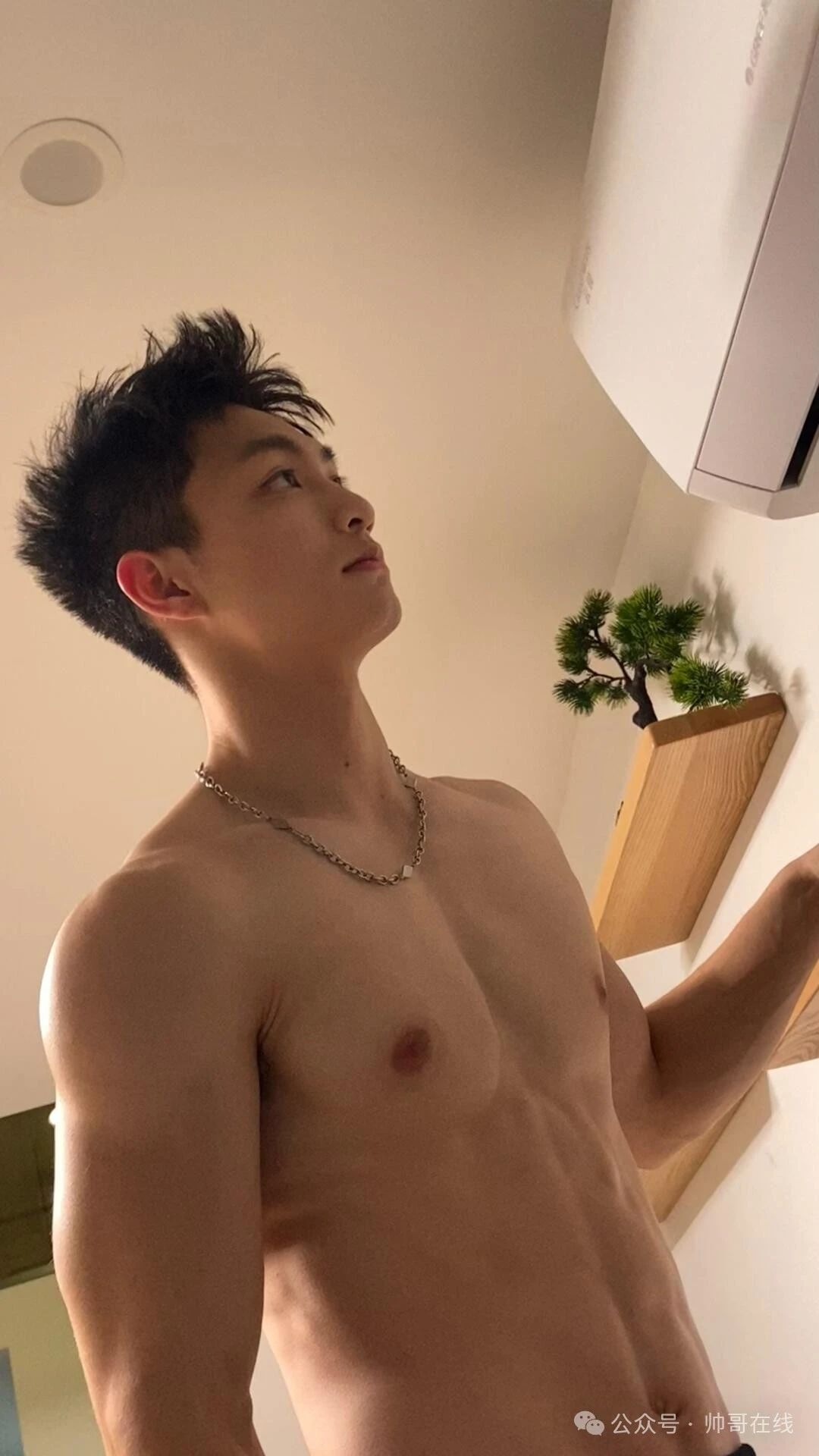 粉白皮薄肌健身帅哥，小腹肌身材包帅的呀！
