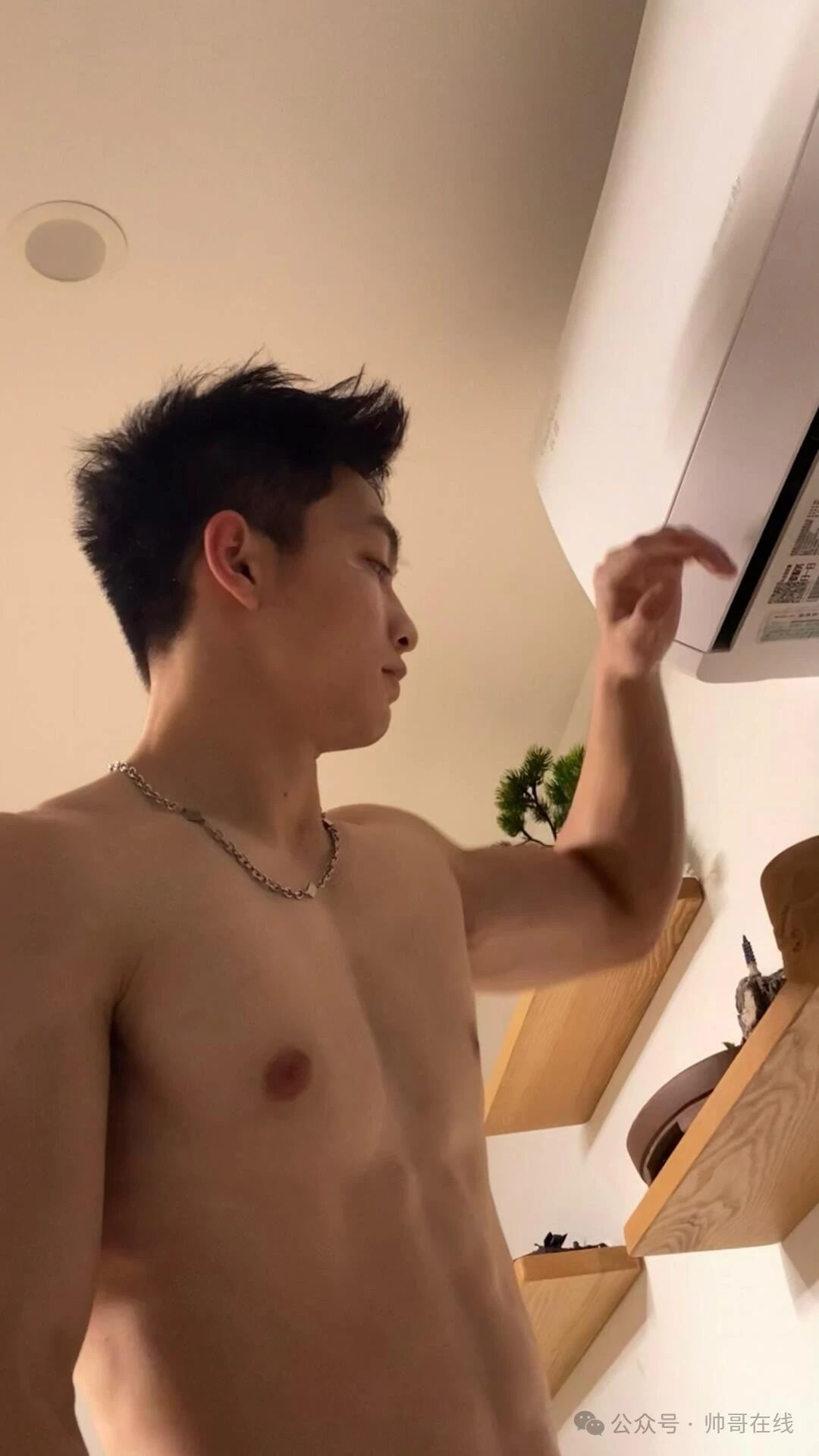 粉白皮薄肌健身帅哥，小腹肌身材包帅的呀！