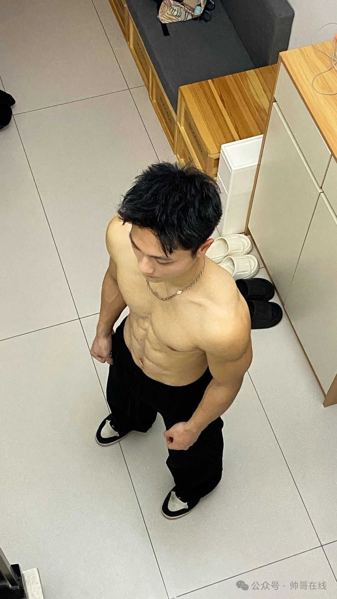 粉白皮薄肌健身帅哥，小腹肌身材包帅的呀！