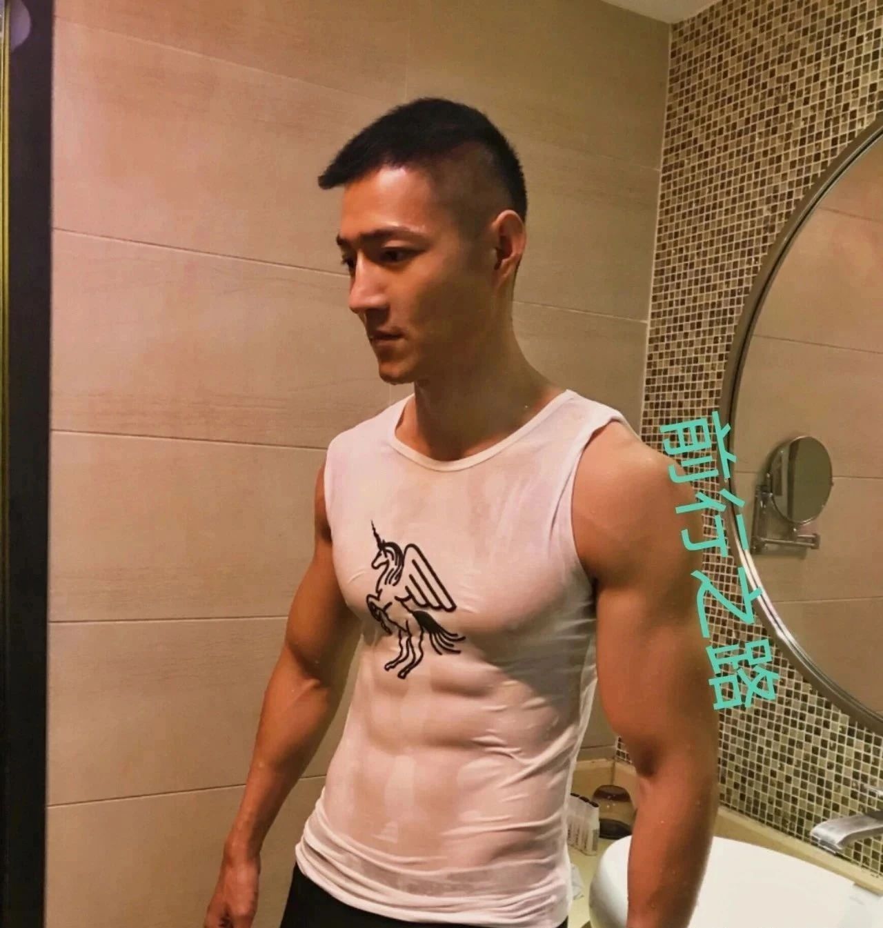 185CM 北京寸头肌肉猛男爆红推特,被肖一遣拍了! 185CM 北京寸头肌肉猛男爆红推特,被肖一遣拍了!