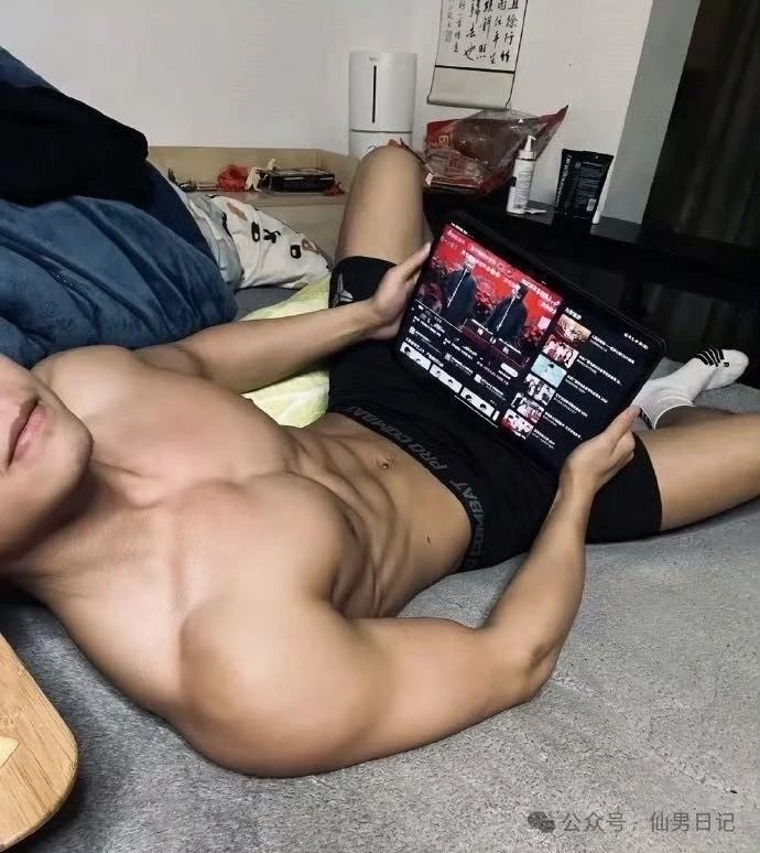 两个体育生帅哥当众牵手合理吗？