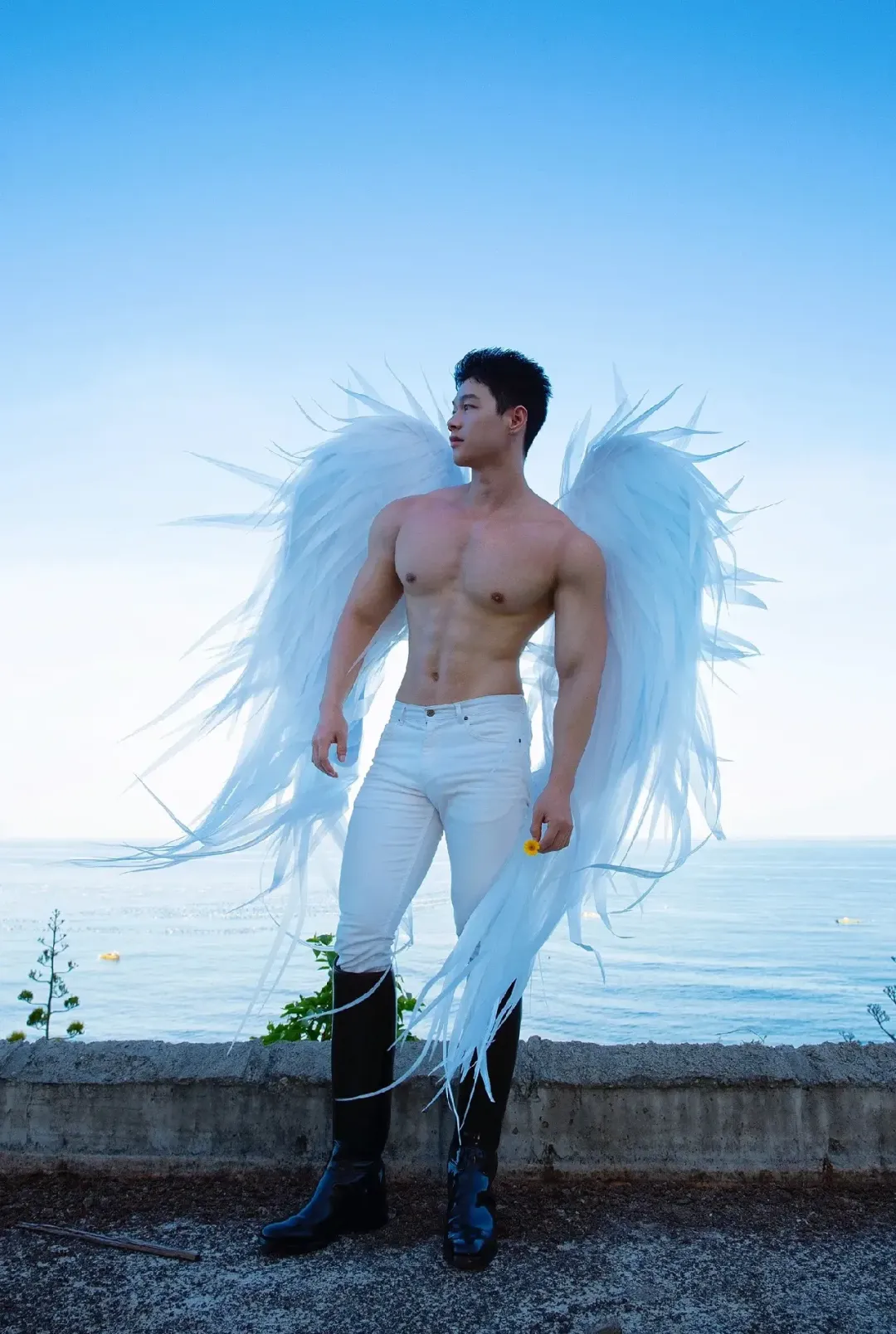 阳光洒在他身上：00 后型男演绎禁欲系正装，马靴搭配也太绝了吧！