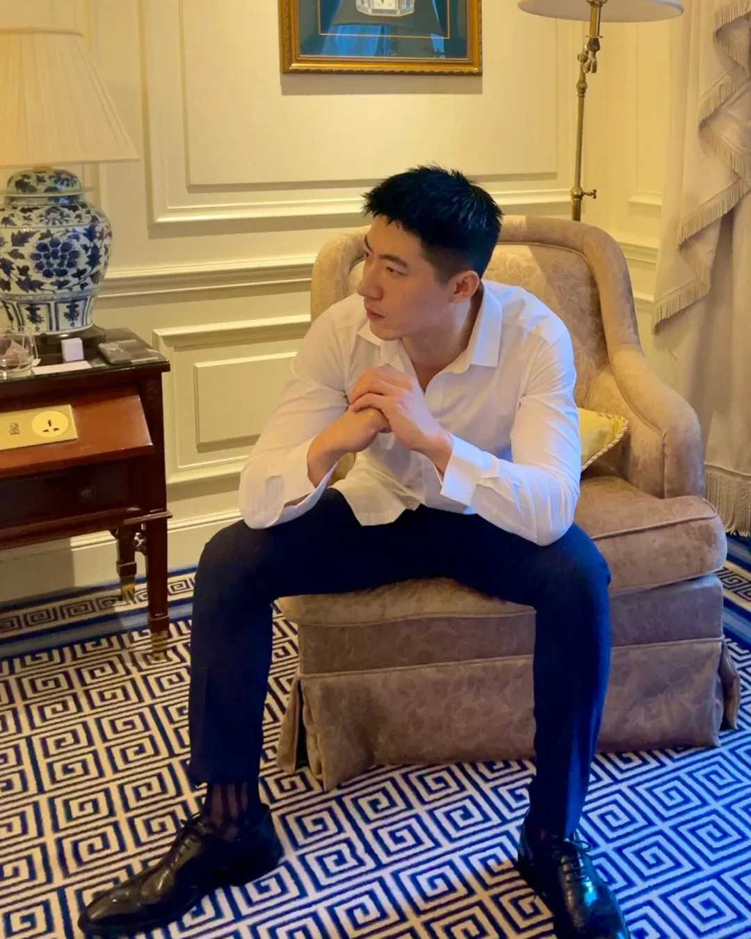 西装男孩能不能成为你的 " 办公室恋人 "？皮鞋黑丝诱惑能把你迷晕！
