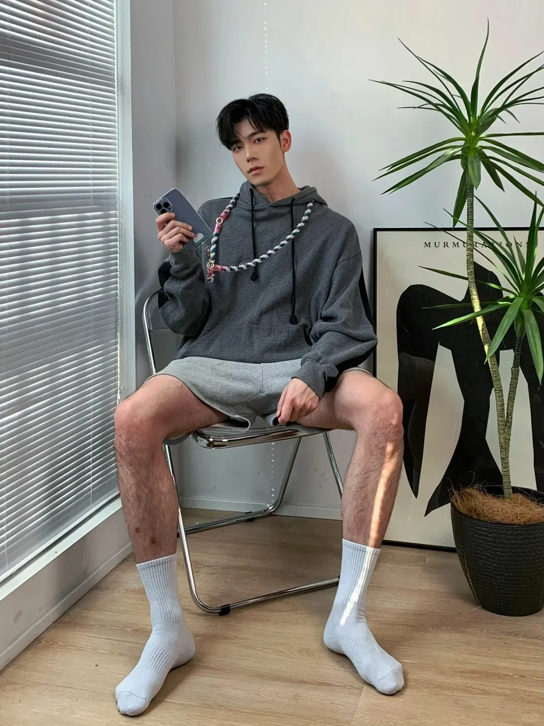 阳光帅气透着一身干净少年气，这一干净利落的正装少年你可否招了？