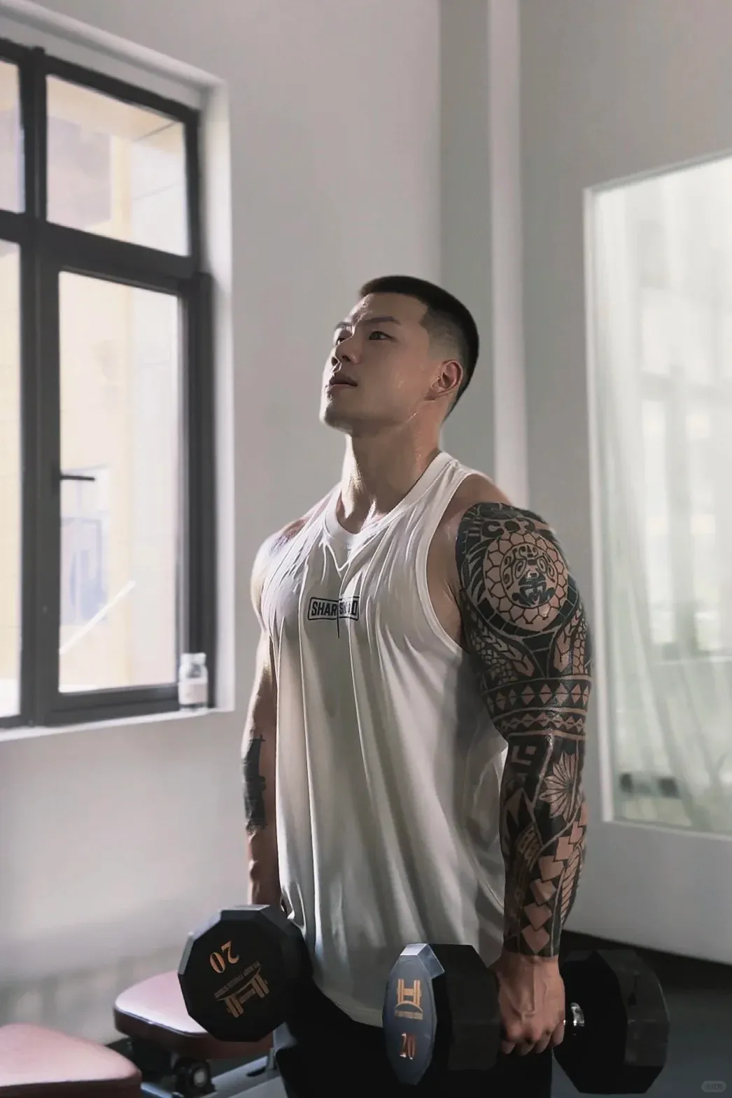 寸头猛男玩纯欲风！浙江教练花臂杀疯推特 网友：这是我能免费看的？