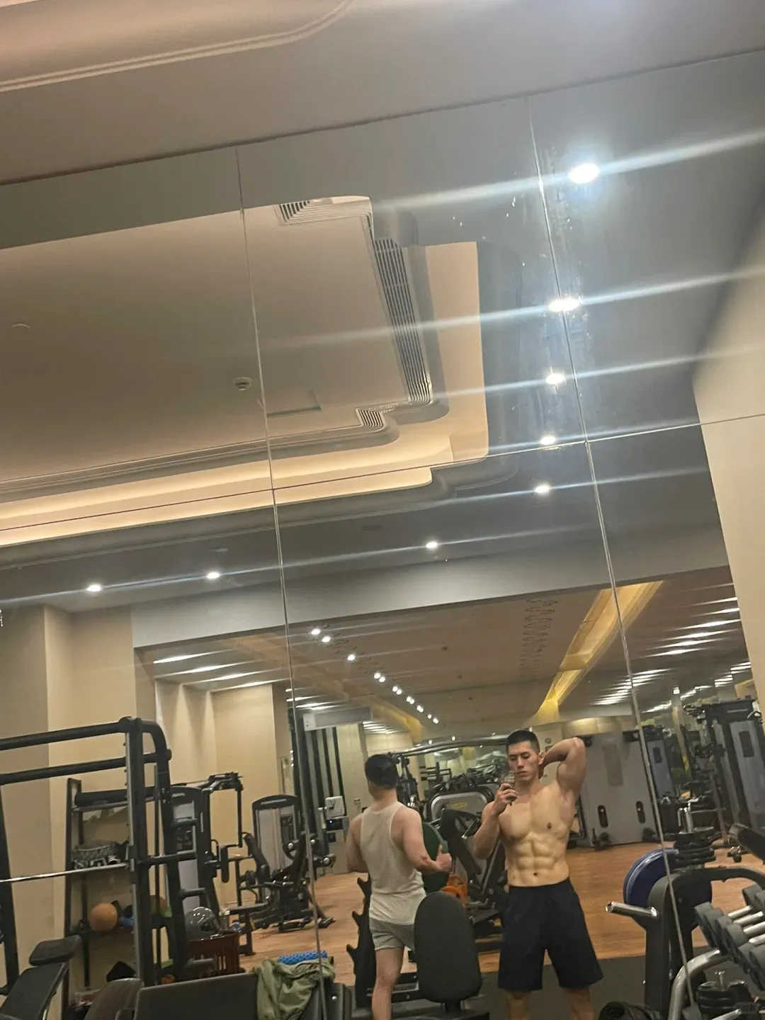 宁波生煎西施失业！肌肉老板凭胸肌杀疯全网，女顾客边吃边擦口水！