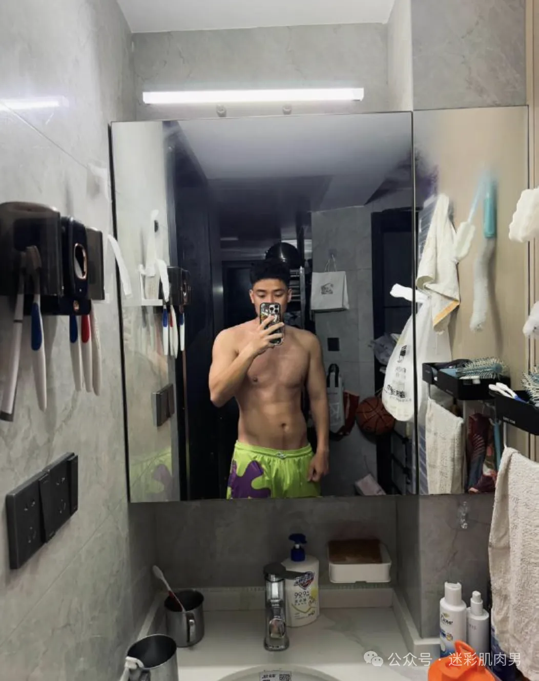 23 岁一级游泳运动员自拍真好看！黝黑长腿腿穿太短 ​​​！