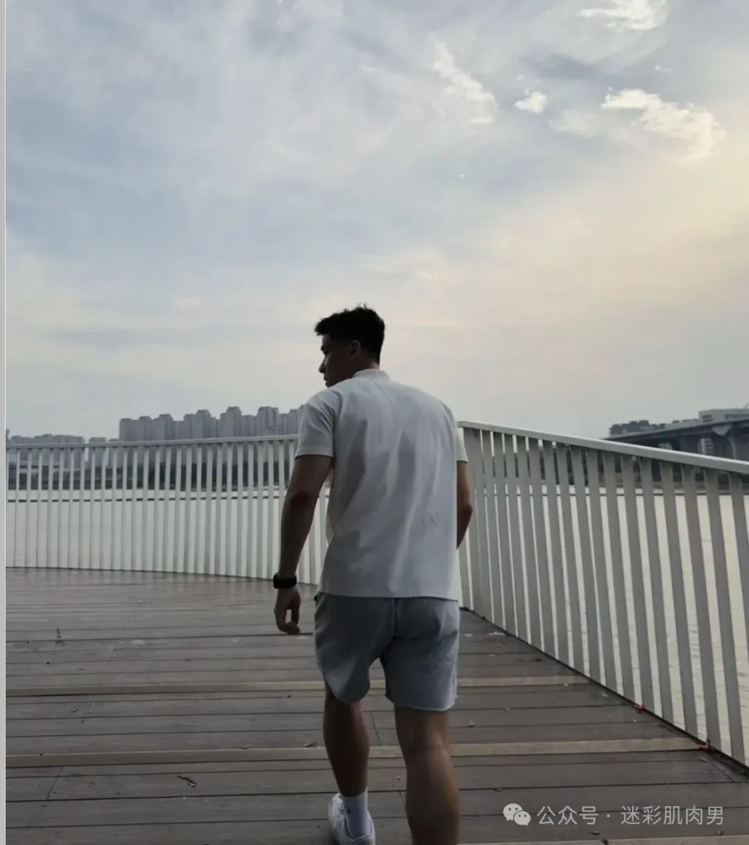 23 岁一级游泳运动员自拍真好看！黝黑长腿腿穿太短 ​​​！