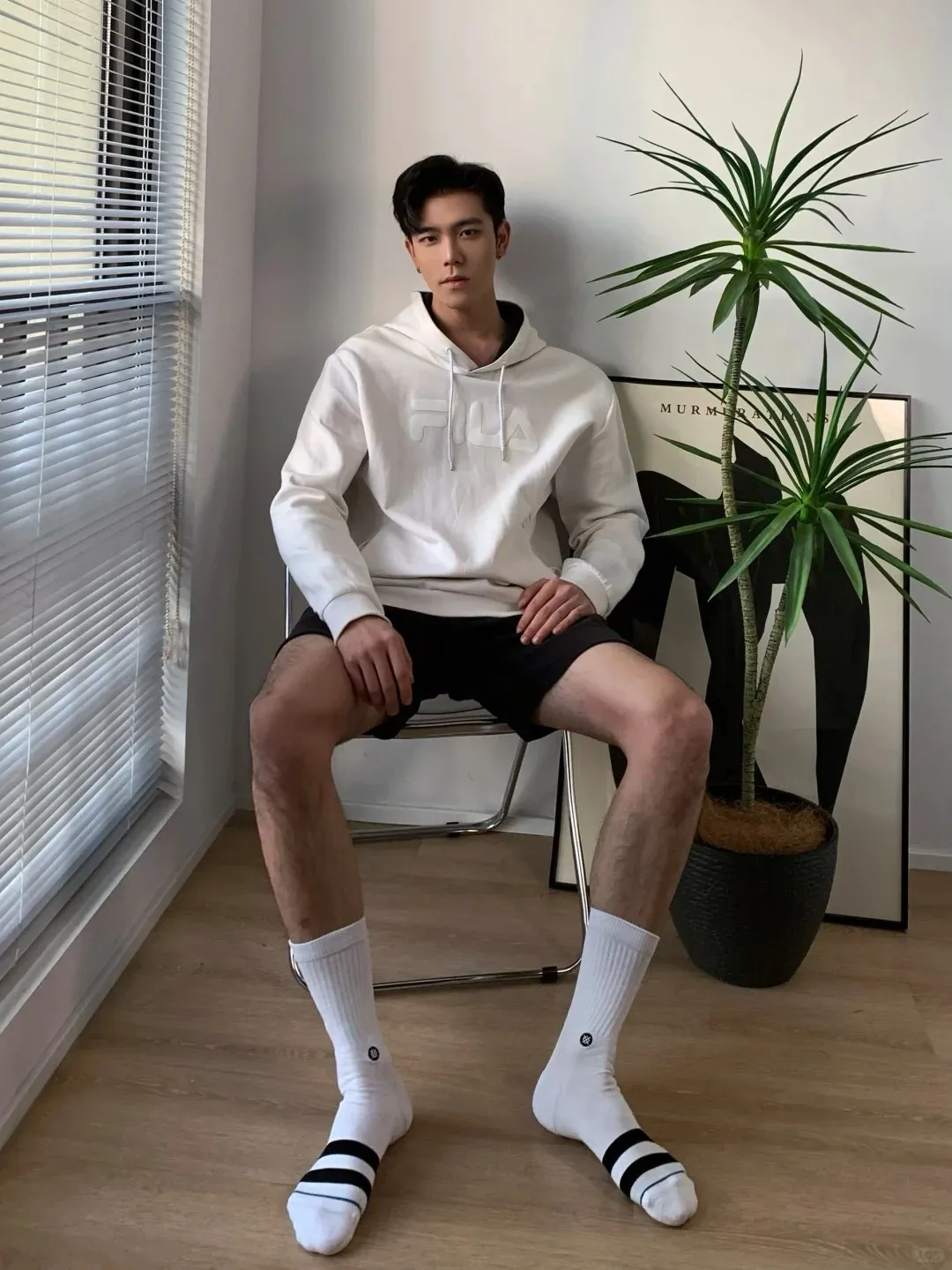 阳光帅气透着一身干净少年气，这一干净利落的正装少年你可否招了？