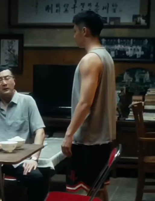 翟子路短裤冲澡花絮曝光，粗壮手臂大胸肌，竟成肉壮黑皮体育生！