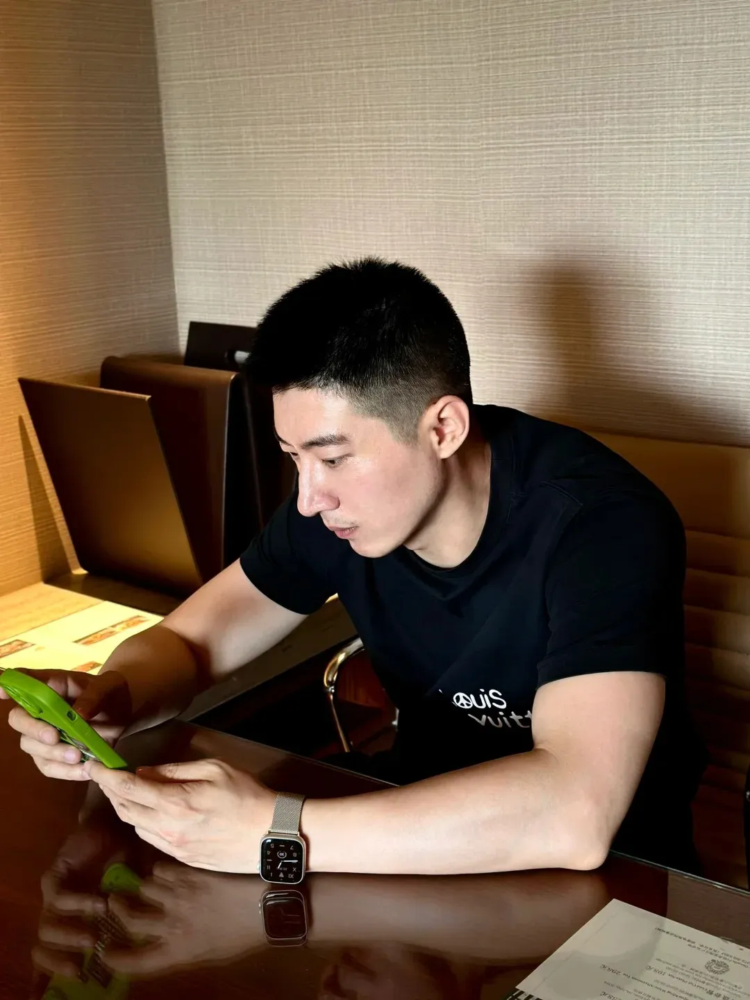 西装男孩能不能成为你的 " 办公室恋人 "？皮鞋黑丝诱惑能把你迷晕！