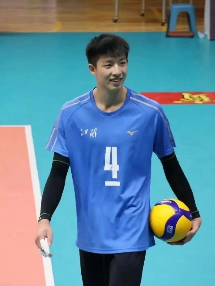 江苏 197CM 的排球小哥吴昊泽太帅了，19 岁的少年圈粉无数