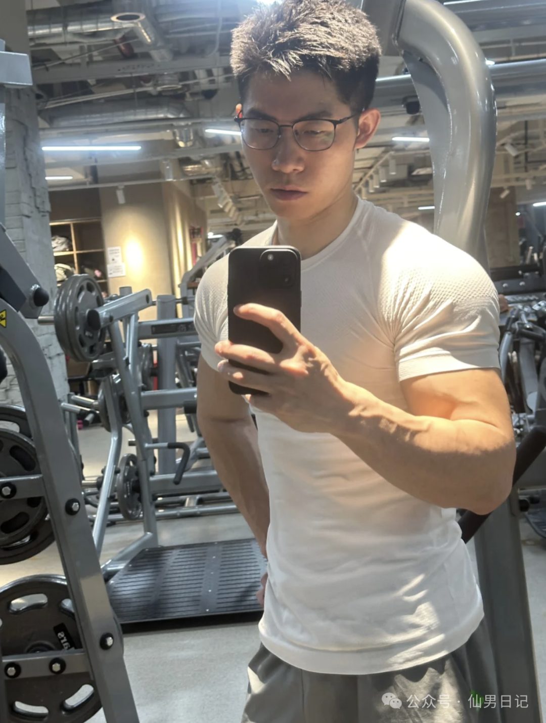 闷骚体育生在餐厅秀腹肌火出圈了……