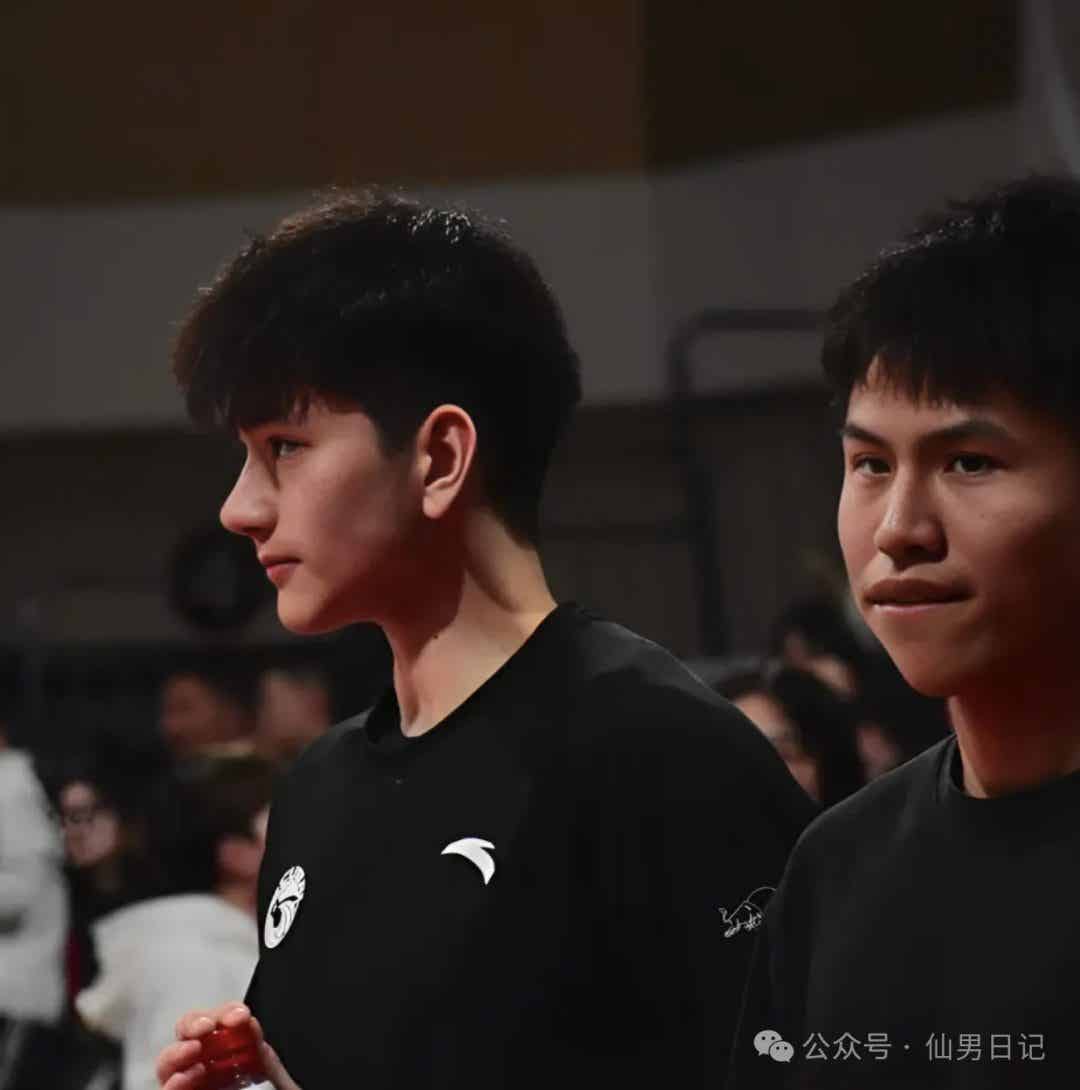 一双大脚被骂上热搜，正主竟然是195cm体育生帅哥！-潮男潮北