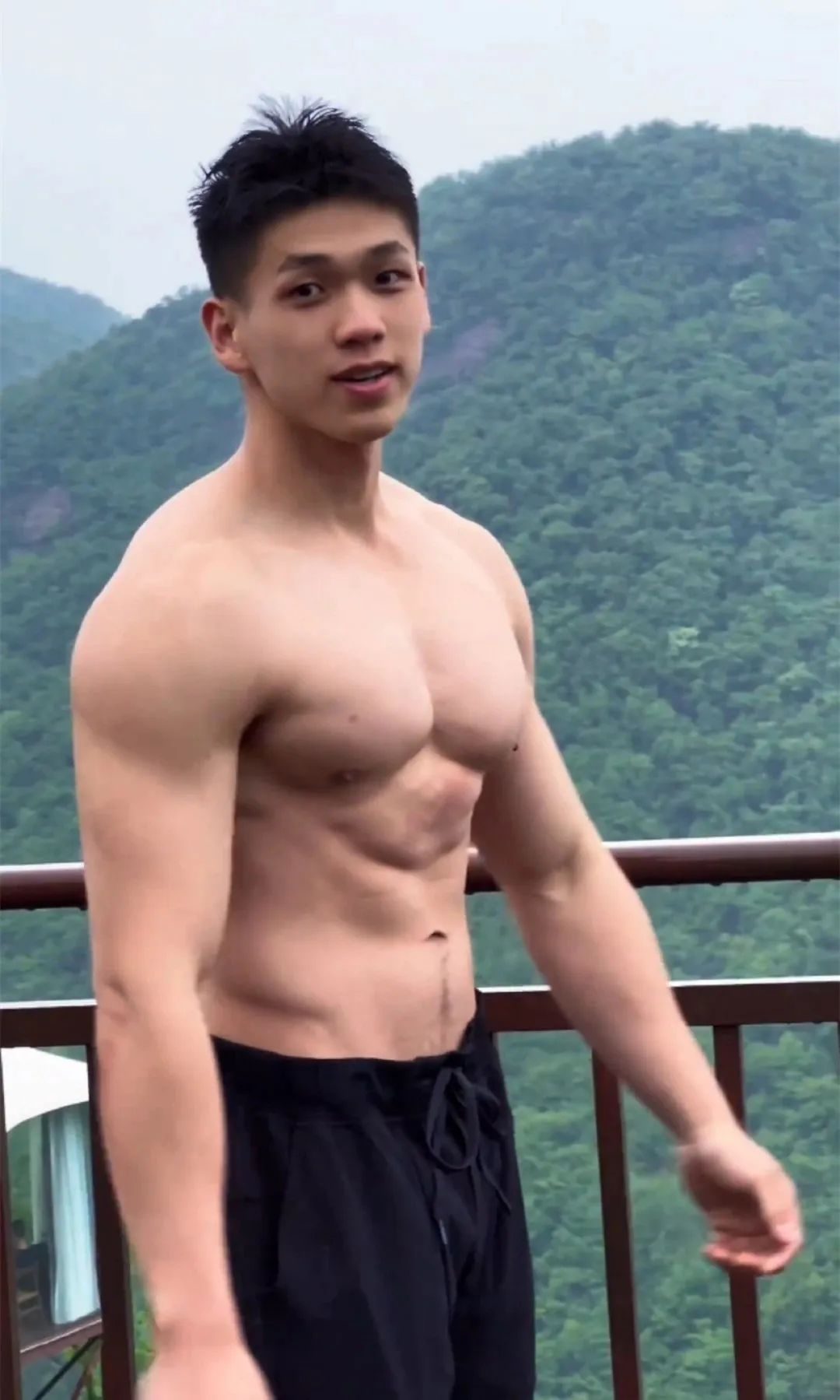 中国版“宏翔”，最近这两枚肌肉男大超火！