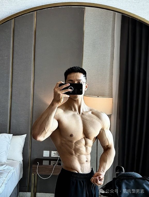 运动博主，硬实腹肌硬凹蝴蝶背，这大腿条状肌肉线条太犯规了