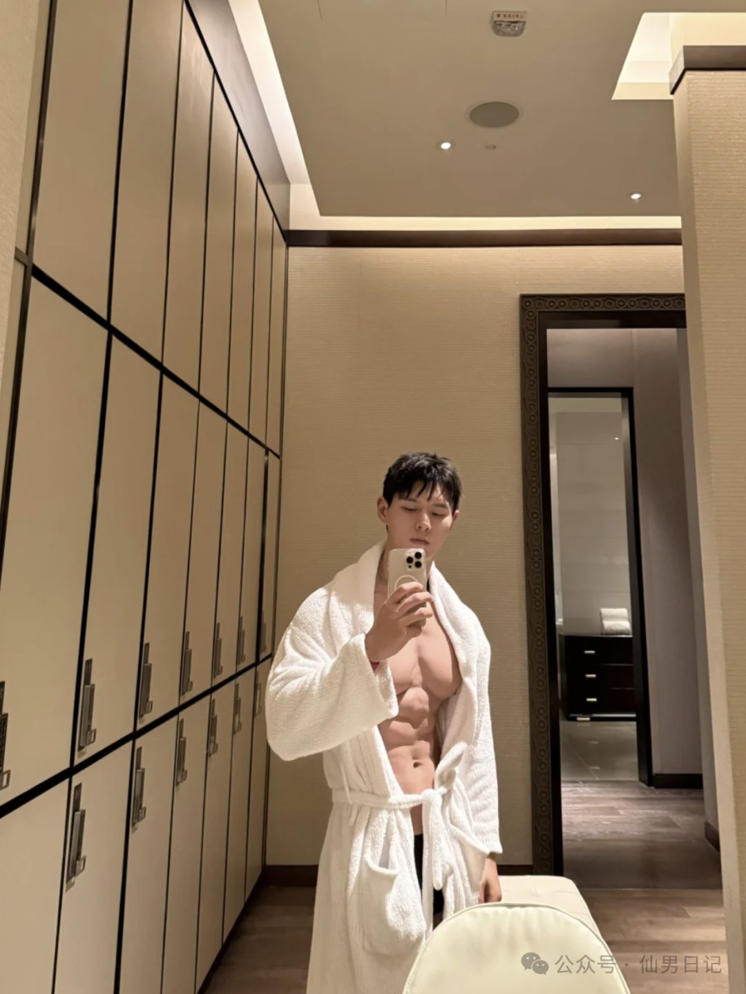 市场行情不好，体育生男模靠内裤圈粉……