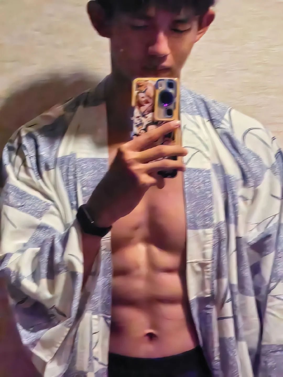 清华大学体育生长什么样？黑皮小腹肌满意吗？
