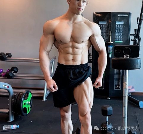运动博主，硬实腹肌硬凹蝴蝶背，这大腿条状肌肉线条太犯规了