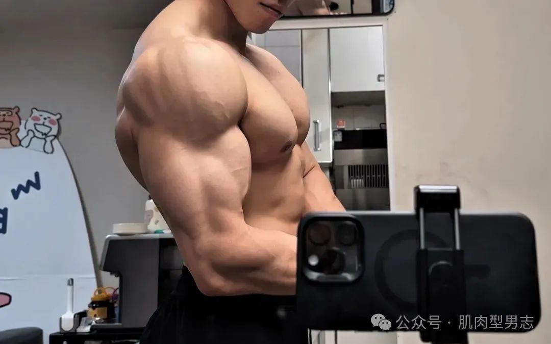 运动博主，硬实腹肌硬凹蝴蝶背，这大腿条状肌肉线条太犯规了