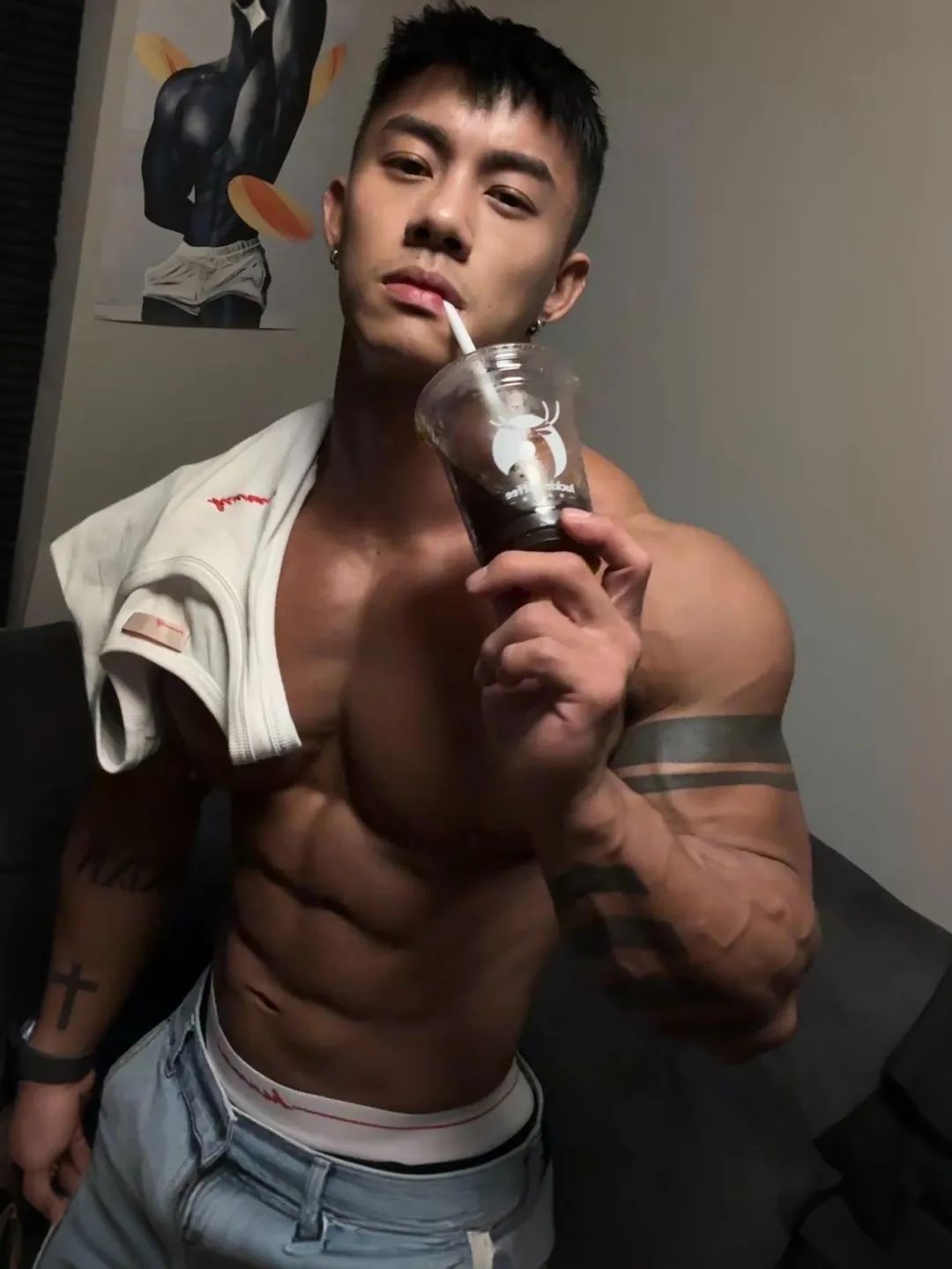 来自广州的健身网红，自信展示花瓣肩葫芦臂超大胸和布满小腹格子腹，这肌肉身材好的过分了