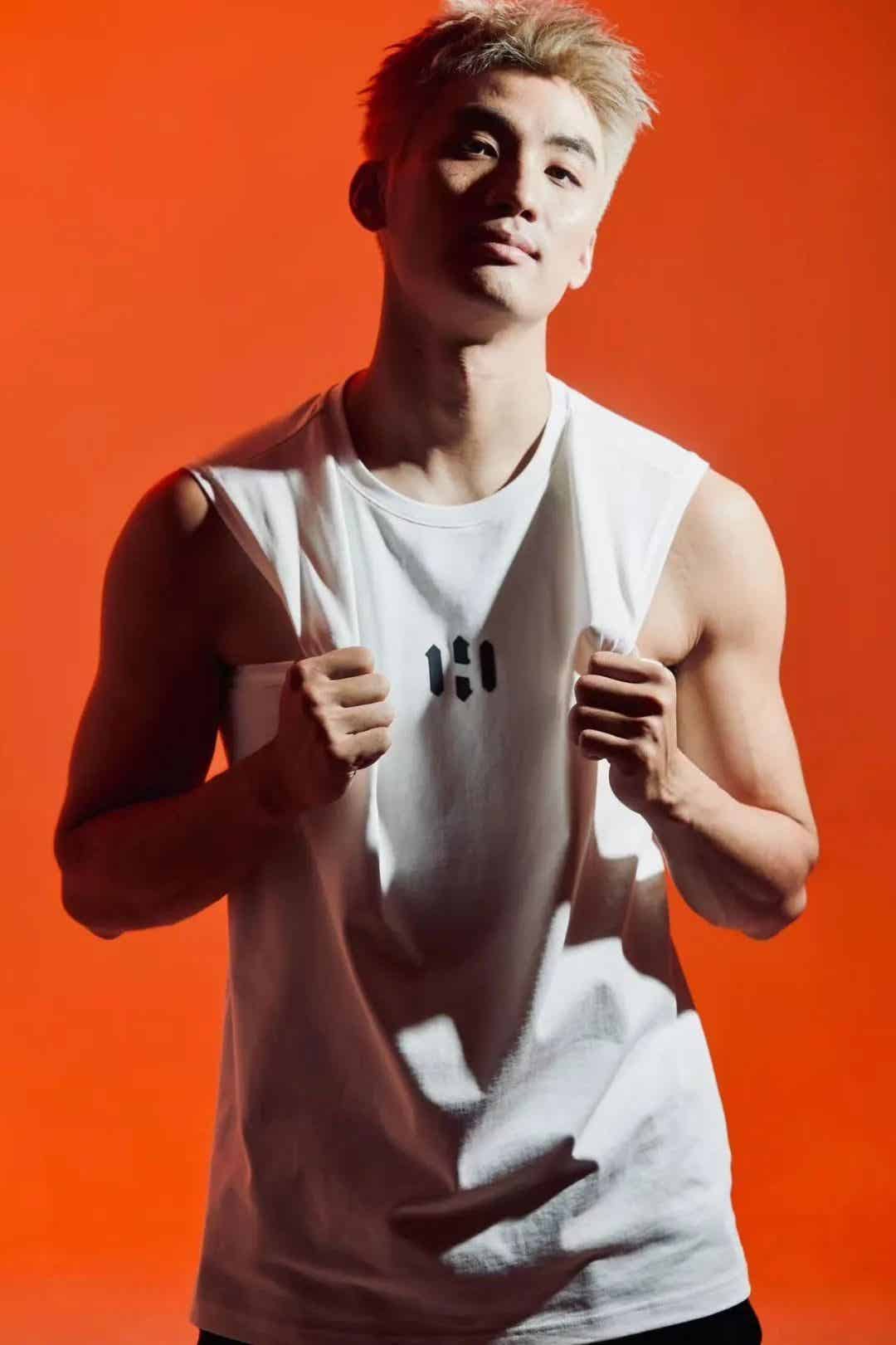 篮球运动员换鞋被偷拍，网友惊喜：比杨鸣还有那味…-潮男潮北