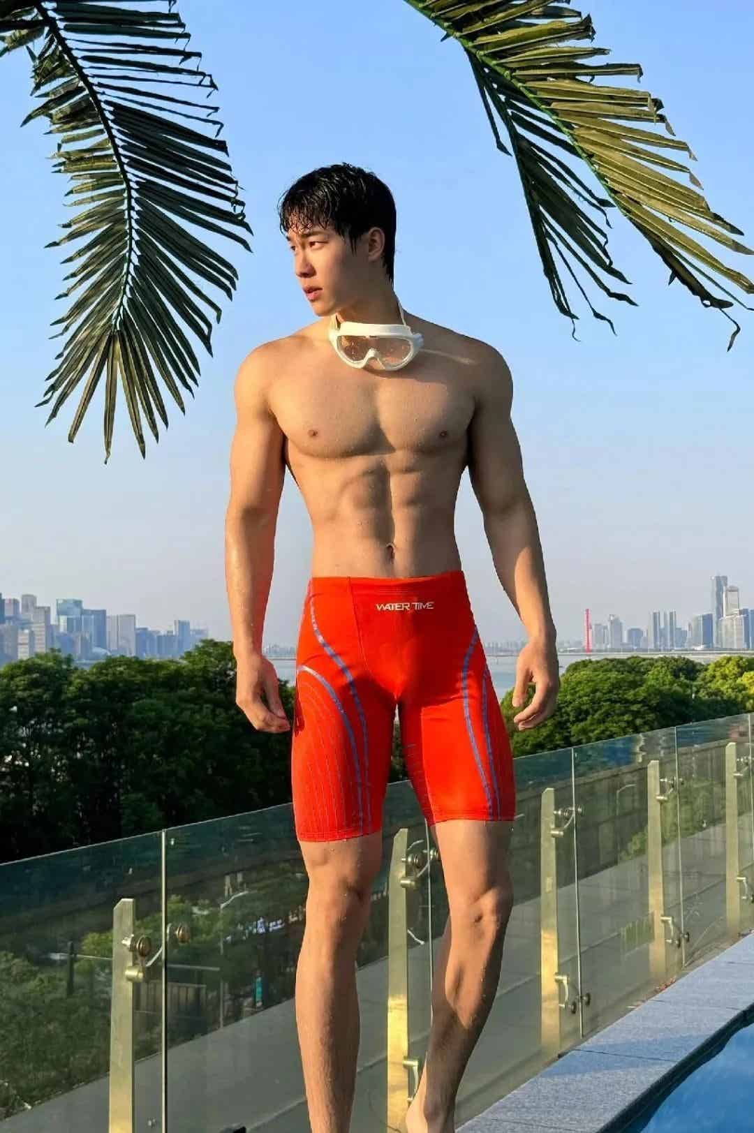 内裤男模在ins上脱成这样，网友惊呼：他在国内不这样啊！-潮男潮北