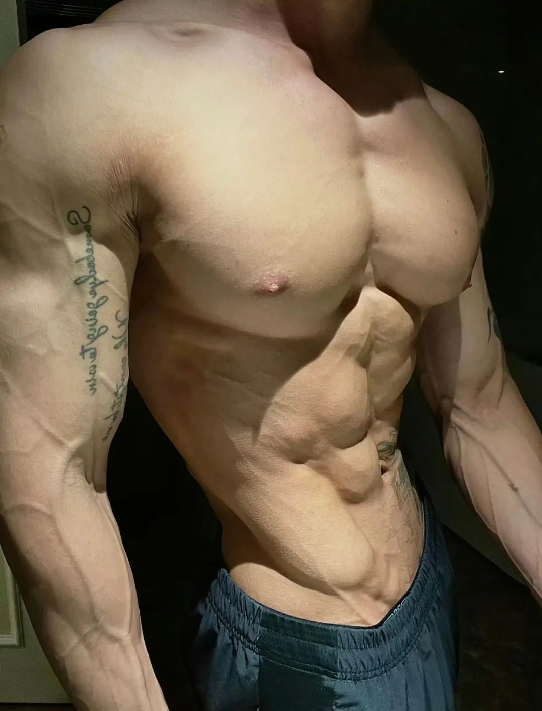 身高 187 的健身肌肉男网红，野外写真秀面包胸格子腹还有南瓜肩，这身材颜值简直绝绝子