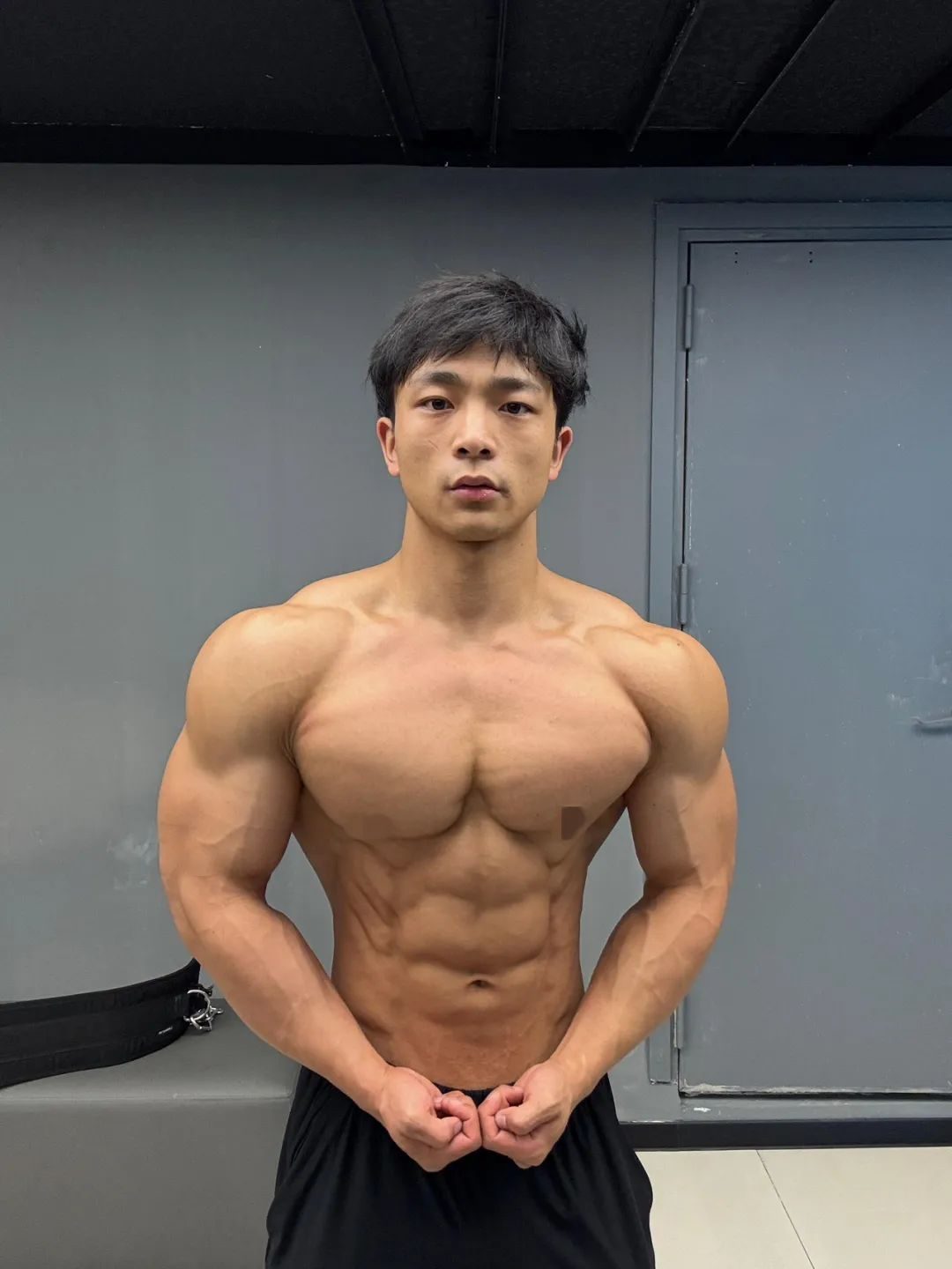 又有网红直男教练！推特自愿被采访视频高达 40 分钟…