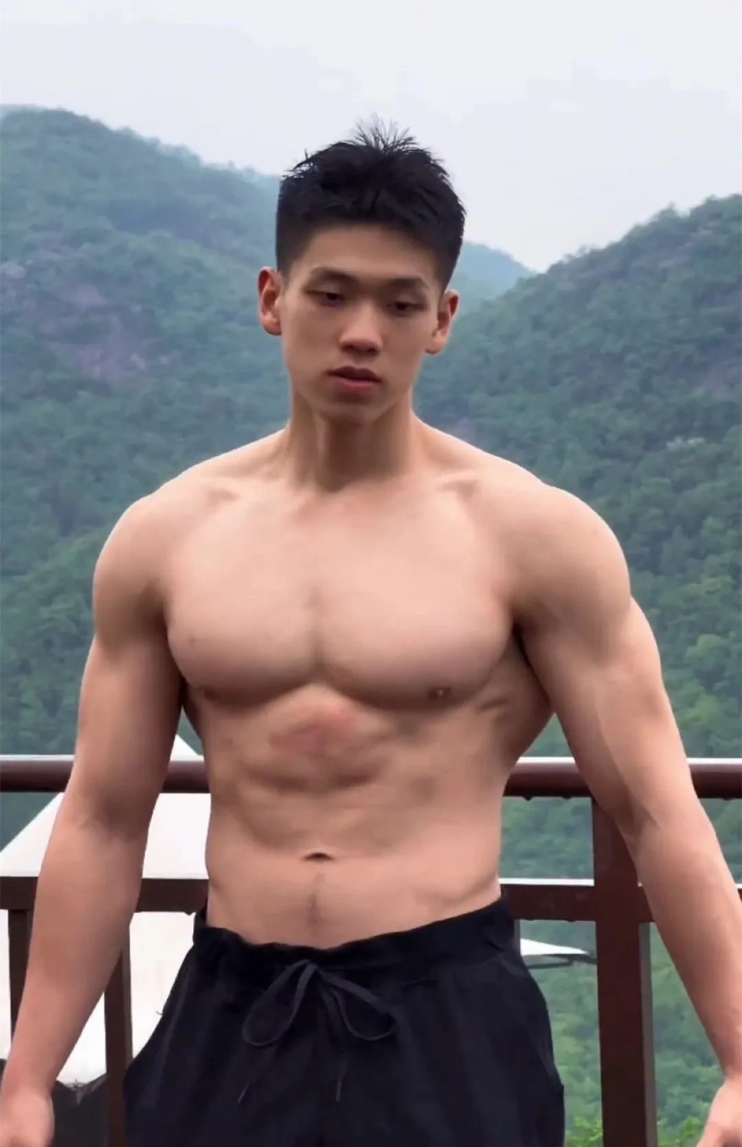 中国版“宏翔”，最近这两枚肌肉男大超火！