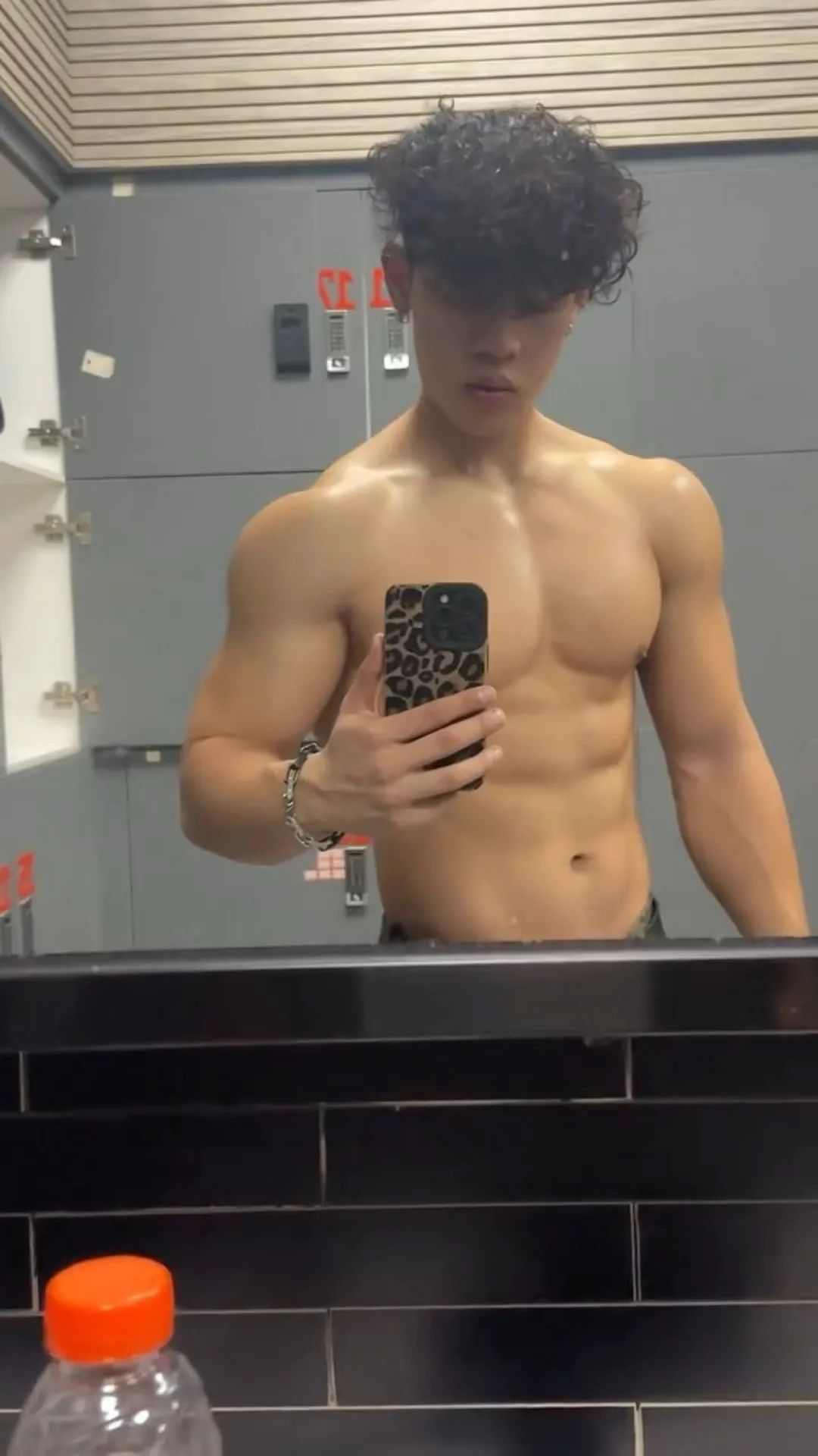这个抖音 4W 粉的博主！？也被男记者采访了…