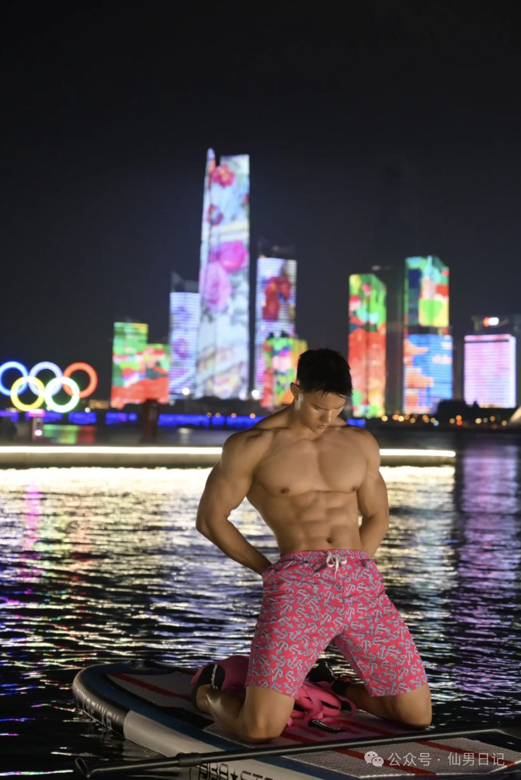 市场行情不好，体育生男模靠内裤圈粉……
