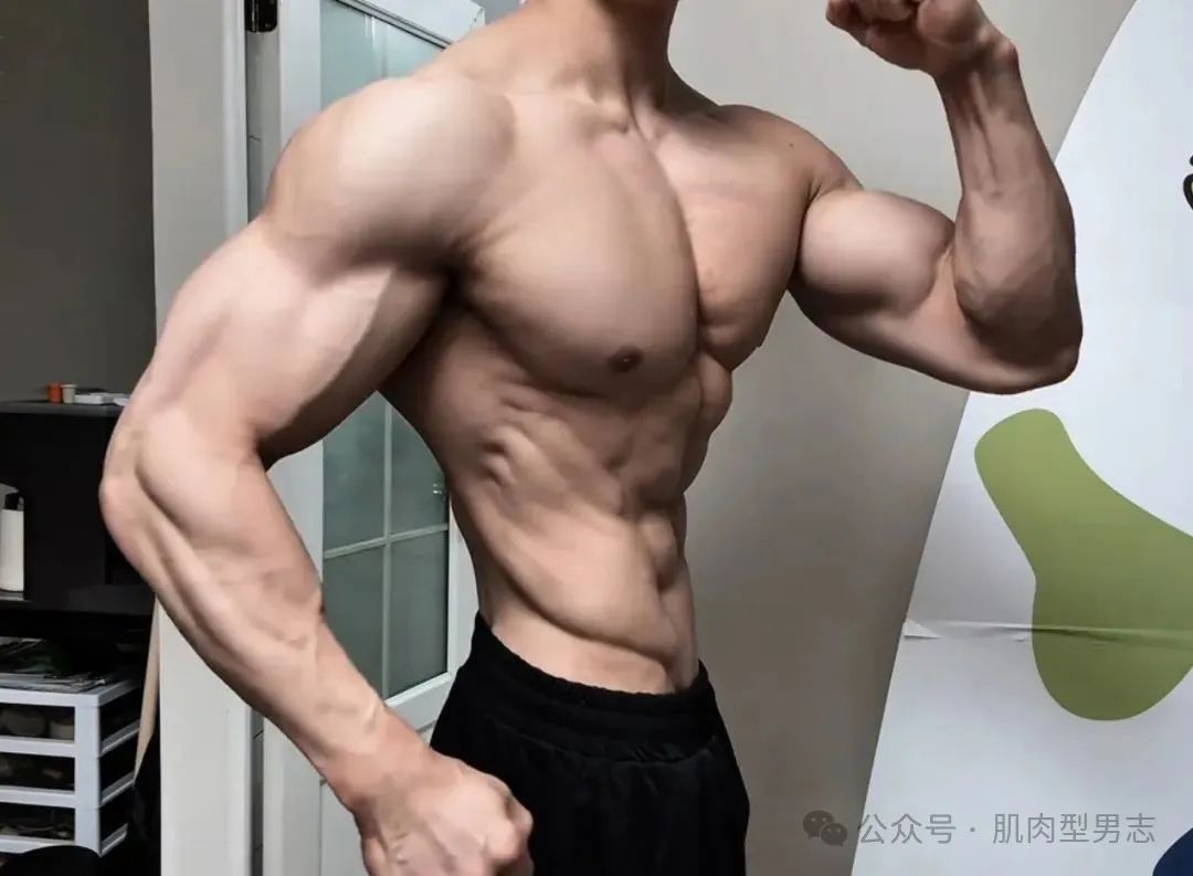 运动博主，硬实腹肌硬凹蝴蝶背，这大腿条状肌肉线条太犯规了
