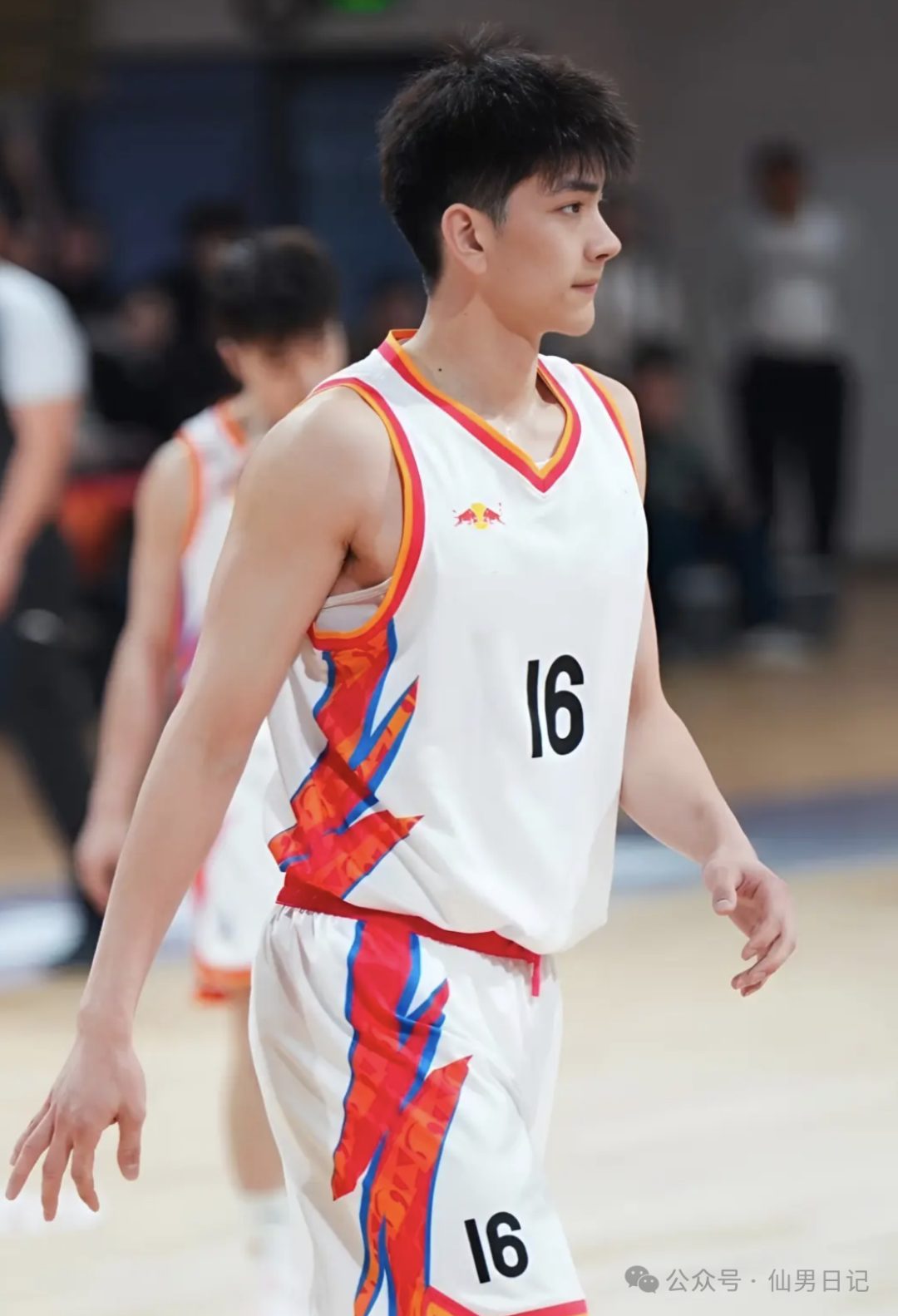 一双大脚被骂上热搜，正主竟然是 195cm 体育生帅哥！