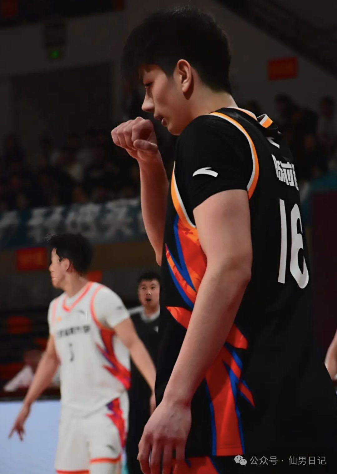 一双大脚被骂上热搜，正主竟然是 195cm 体育生帅哥！