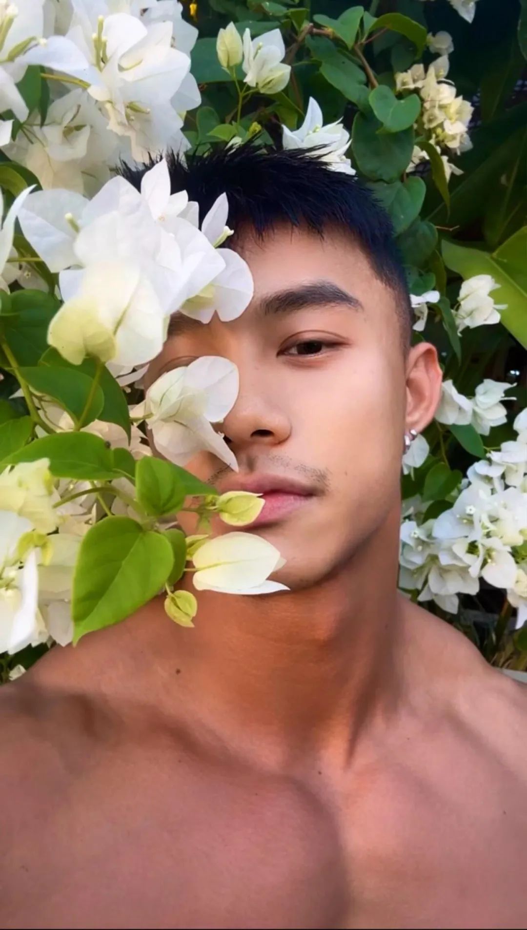 来自广州的健身网红，自信展示花瓣肩葫芦臂超大胸和布满小腹格子腹，这肌肉身材好的过分了