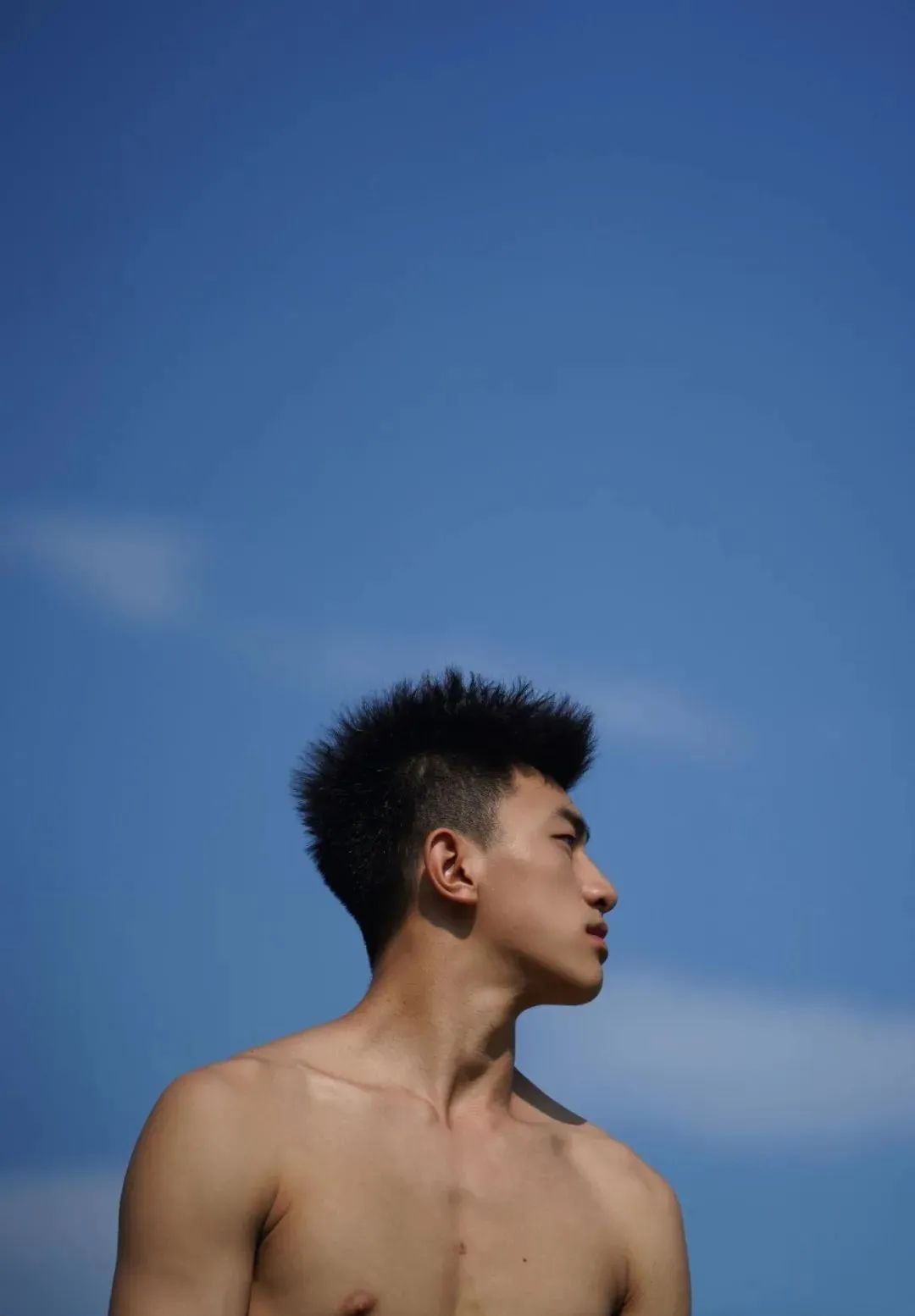 黑皮弟弟穿高弹裤训练实拍，网友：体育生天花板！