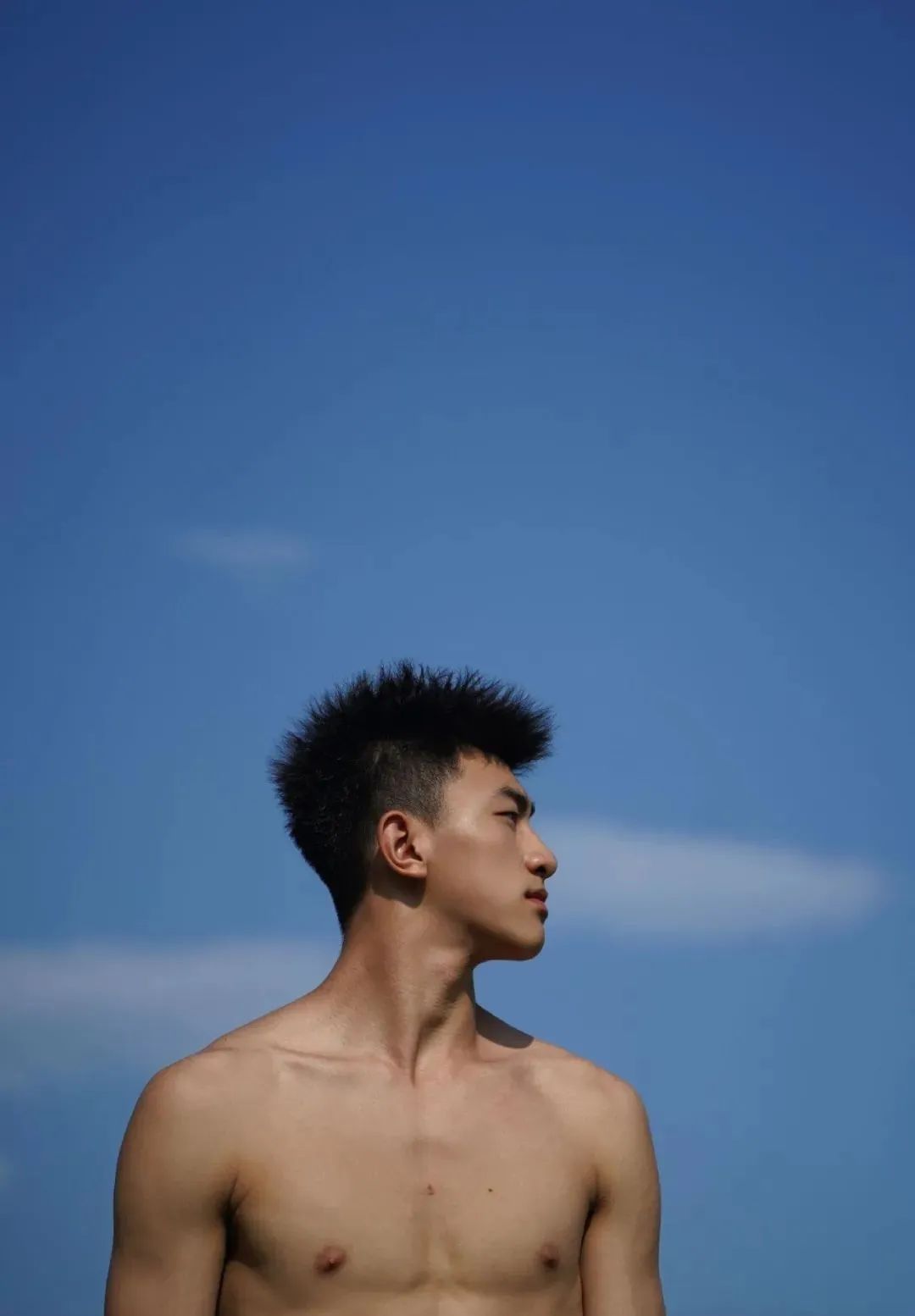 黑皮弟弟穿高弹裤训练实拍，网友：体育生天花板！