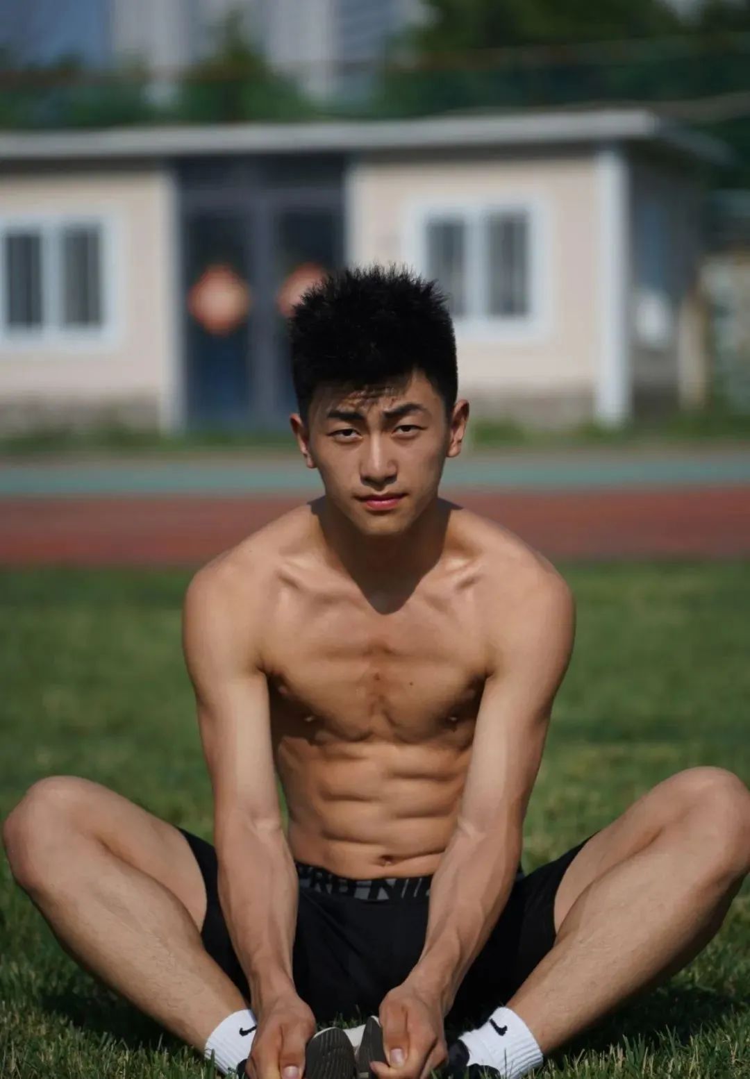 黑皮弟弟穿高弹裤训练实拍，网友：体育生天花板！